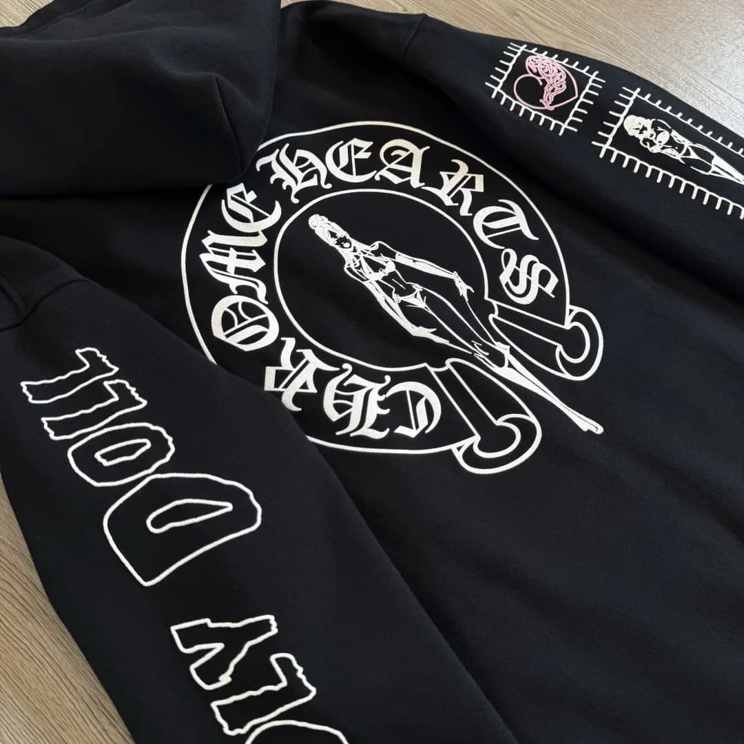 Вид со спины: капюшон и принты на худи Chrome Hearts
