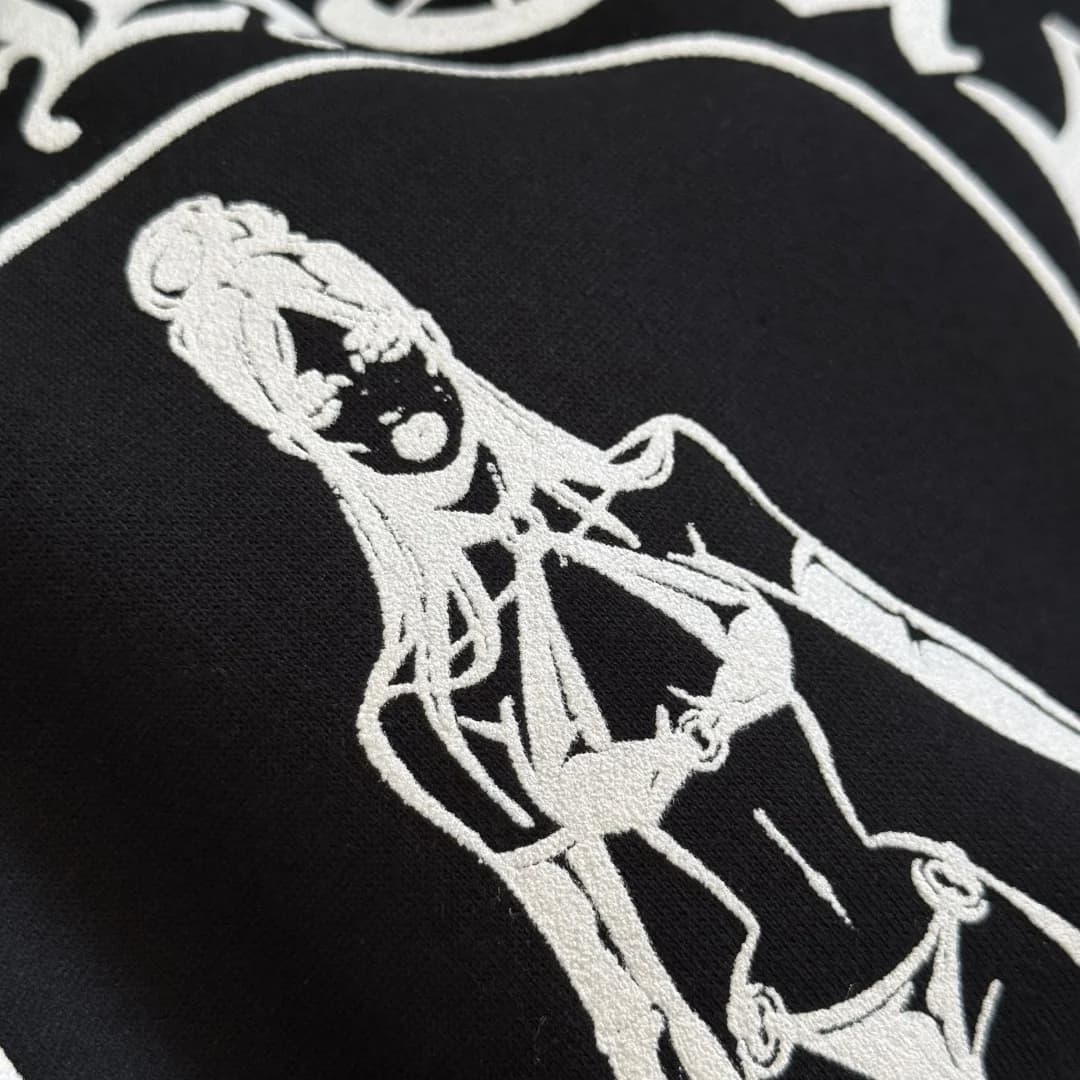 Изображение Deadly Doll на принте сзади