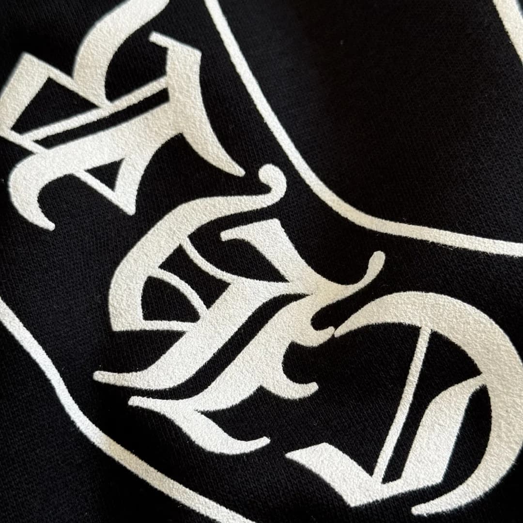 Текстура ткани и принта на спине худи Chrome Hearts