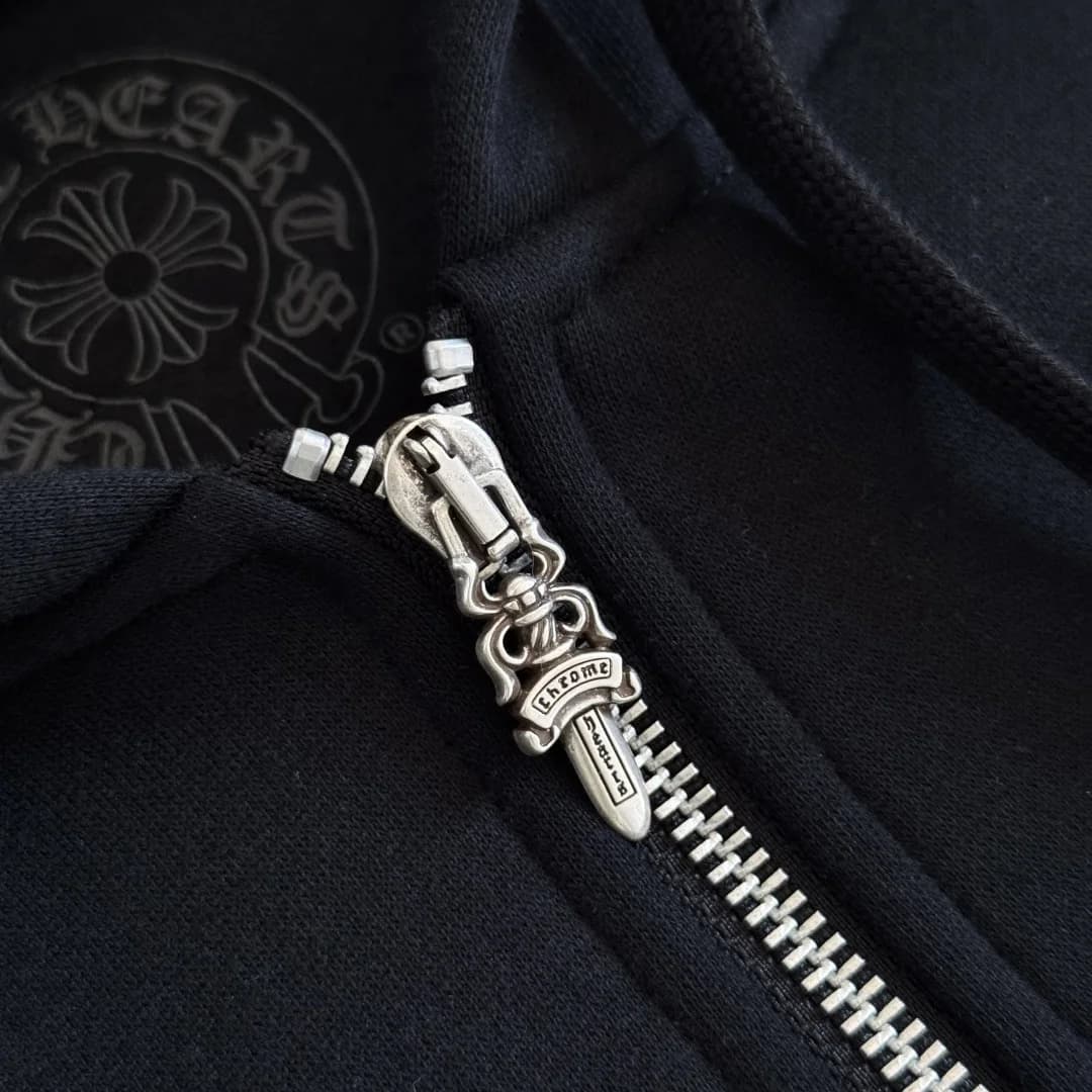 Серебряный пуллер в виде кинжала на молнии зип-худи Chrome Hearts