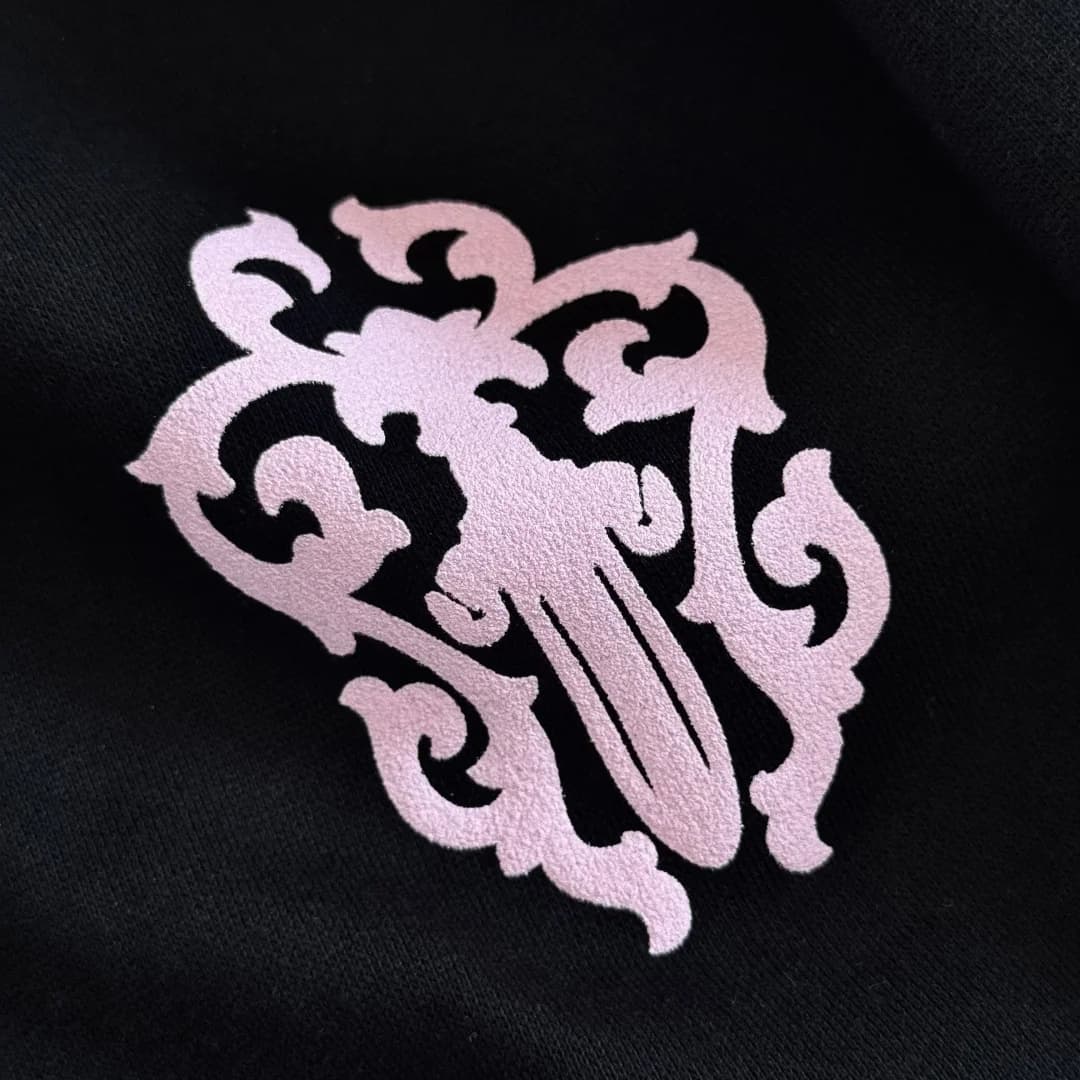 Розовая вышивка логотипа Chrome Hearts на груди