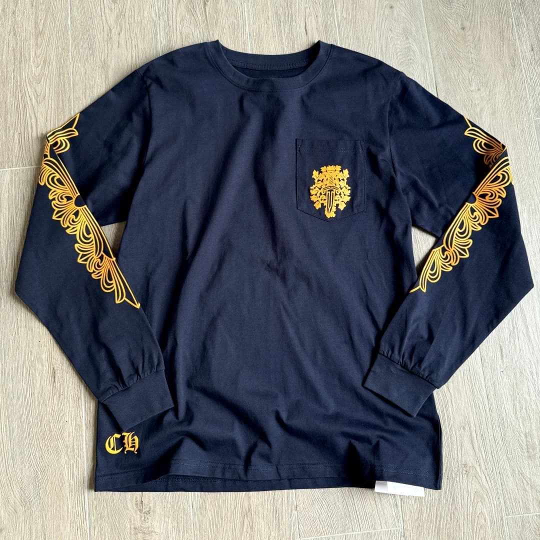 Темно-синий лонгслив Chrome Hearts с желтым принтом, вид спереди