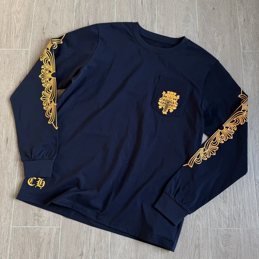 Темно-синий лонгслив Chrome Hearts, ракурс три четверти