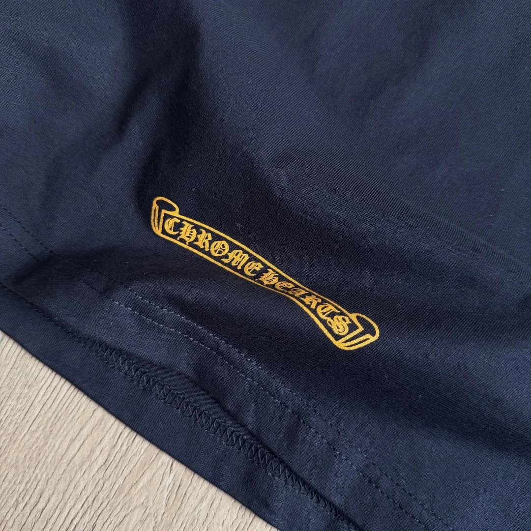 Принт с логотипом Chrome Hearts внизу спины лонгслива