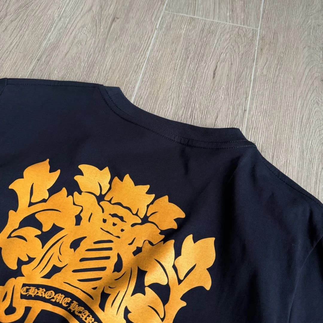 Деталь принта на спине лонгслива Chrome Hearts у горловины