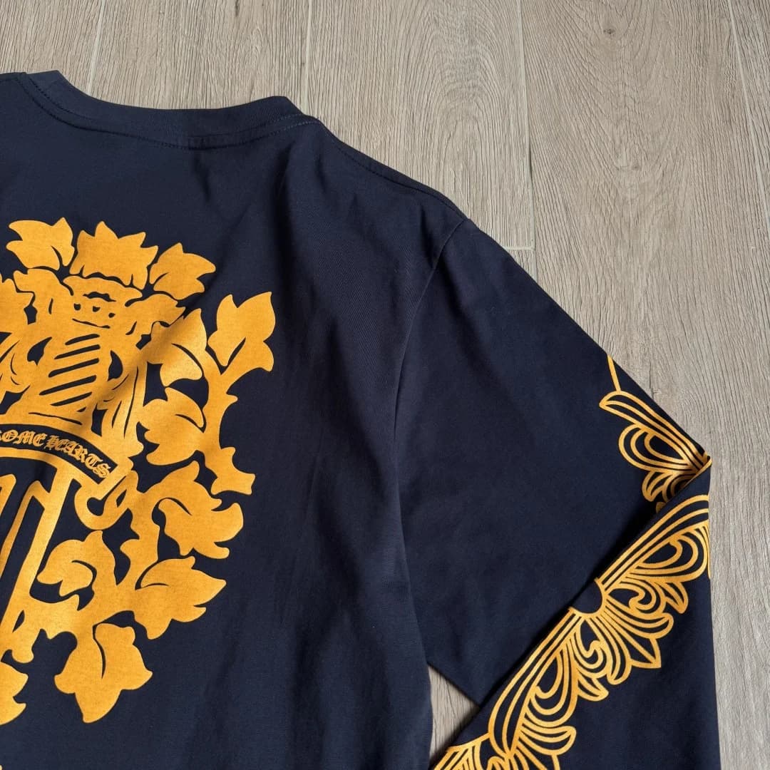 Вид со спины лонгслива Chrome Hearts, крупный план