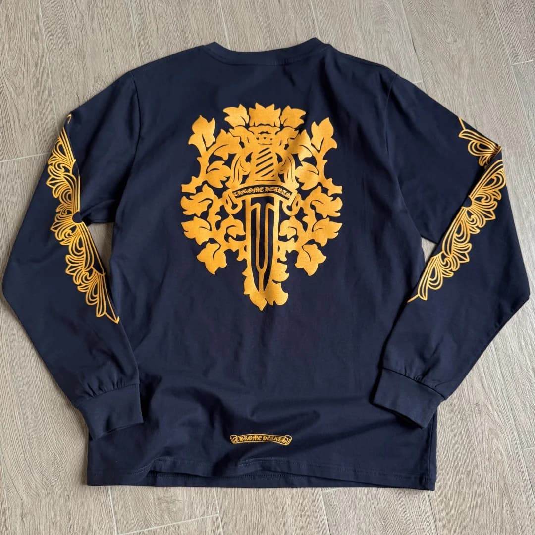 Темно-синий лонгслив Chrome Hearts с желтым принтом кинжала на спине