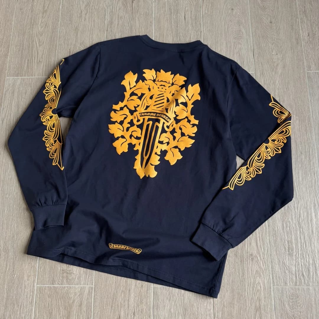 Темно-синий лонгслив Chrome Hearts, вид со спины под углом