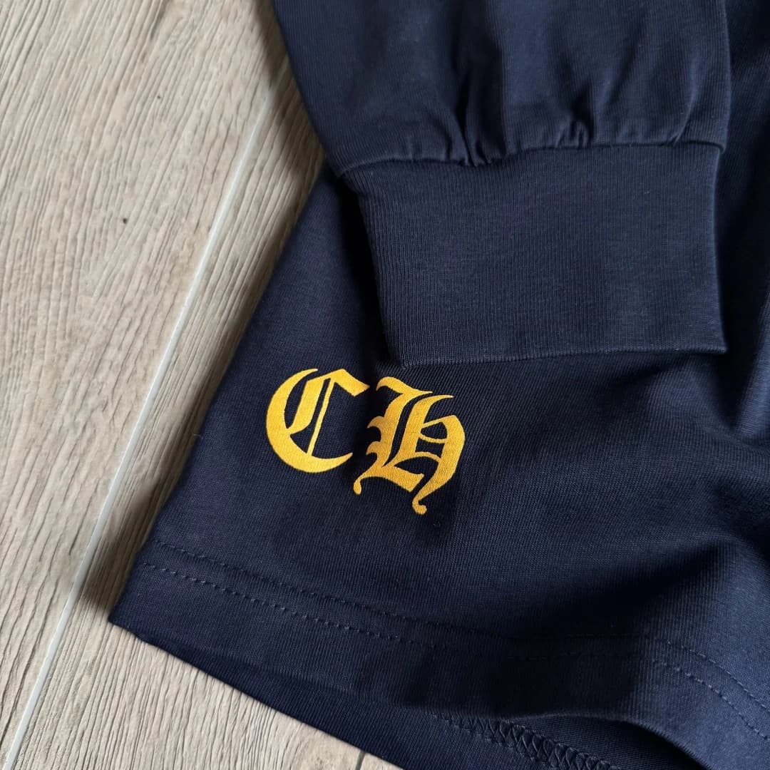 Деталь манжеты и принт CH на темно-синем лонгсливе Chrome Hearts