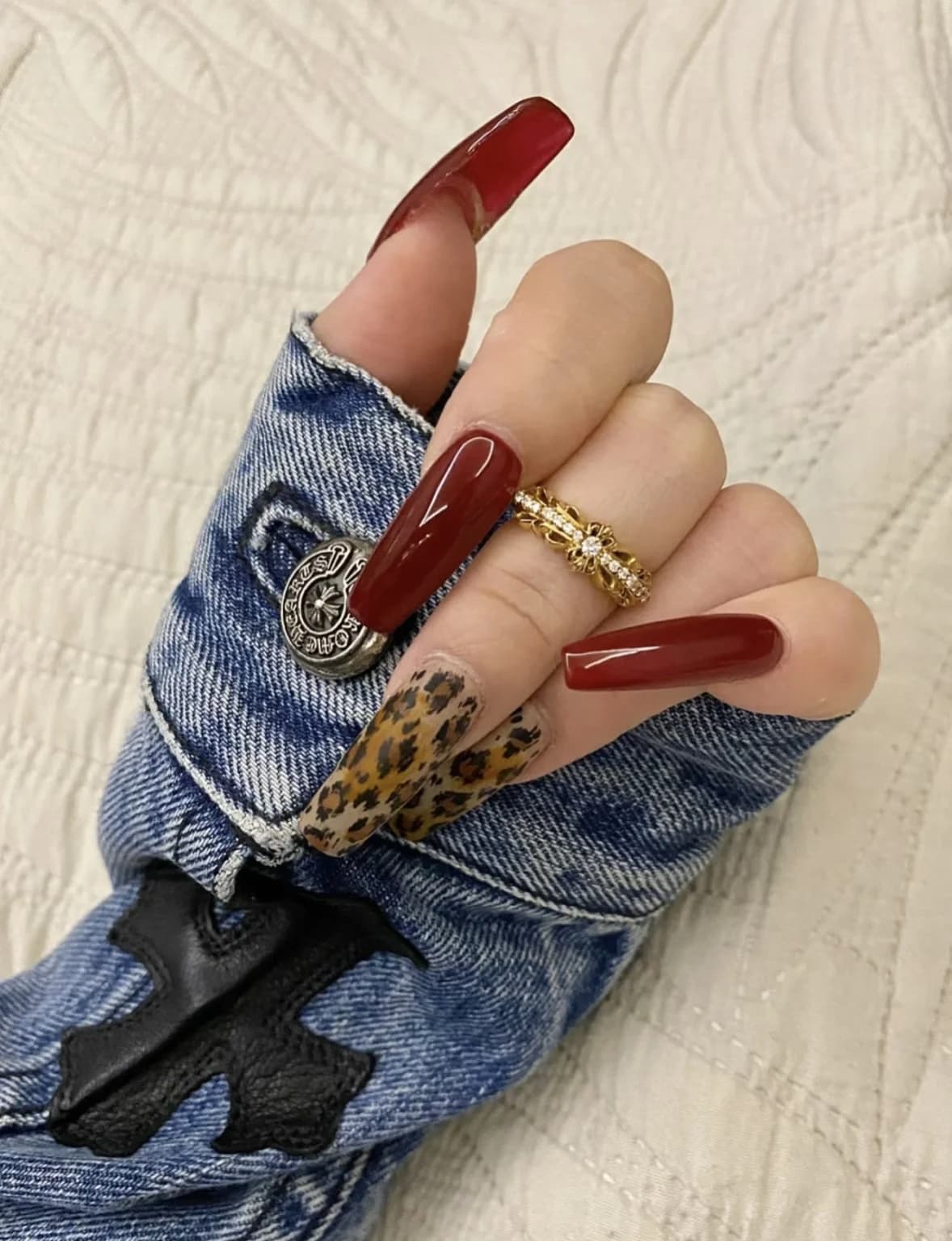 Золотое кольцо Chrome Hearts Baby Classic Floral Cross с бриллиантами на пальце руки