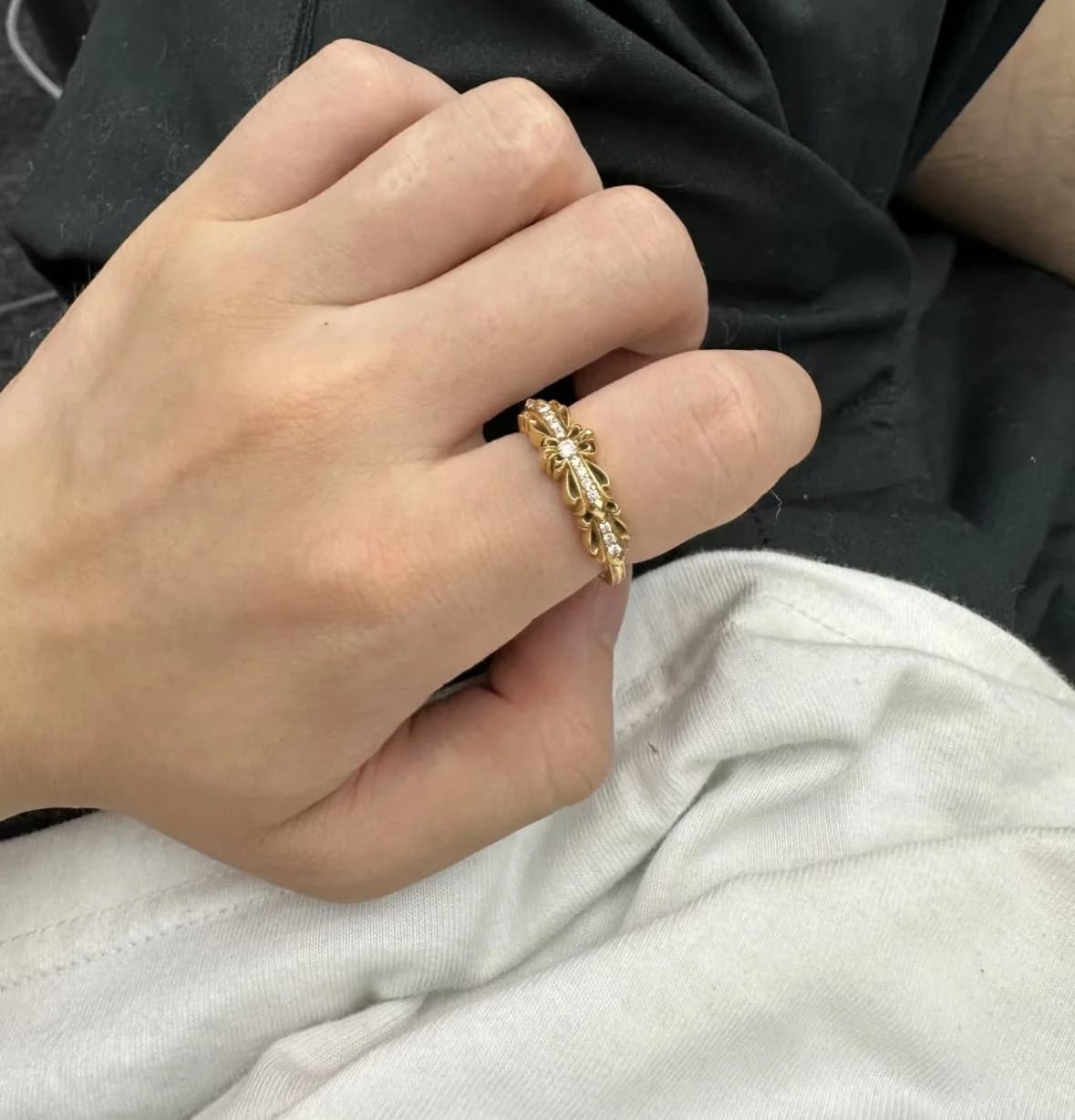 Пример ношения золотого кольца Chrome Hearts Floral Cross с бриллиантами на руке
