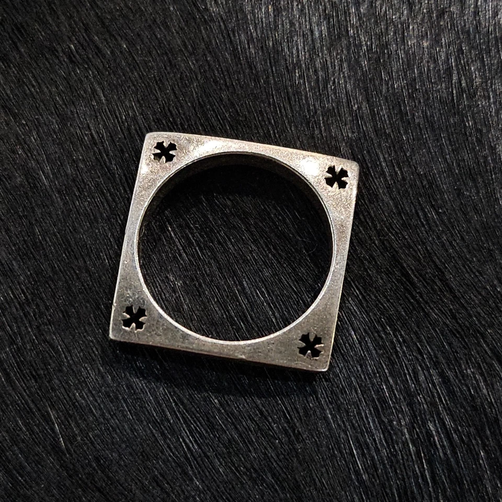 Серебряное квадратное кольцо Chrome Hearts с выгравированными крестами по углам, вид сверху