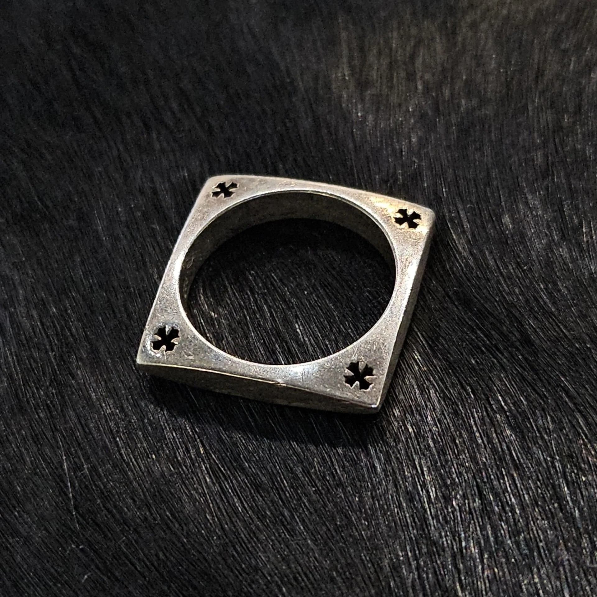 Квадратное кольцо Chrome Hearts из серебра 925 пробы, ракурс под углом