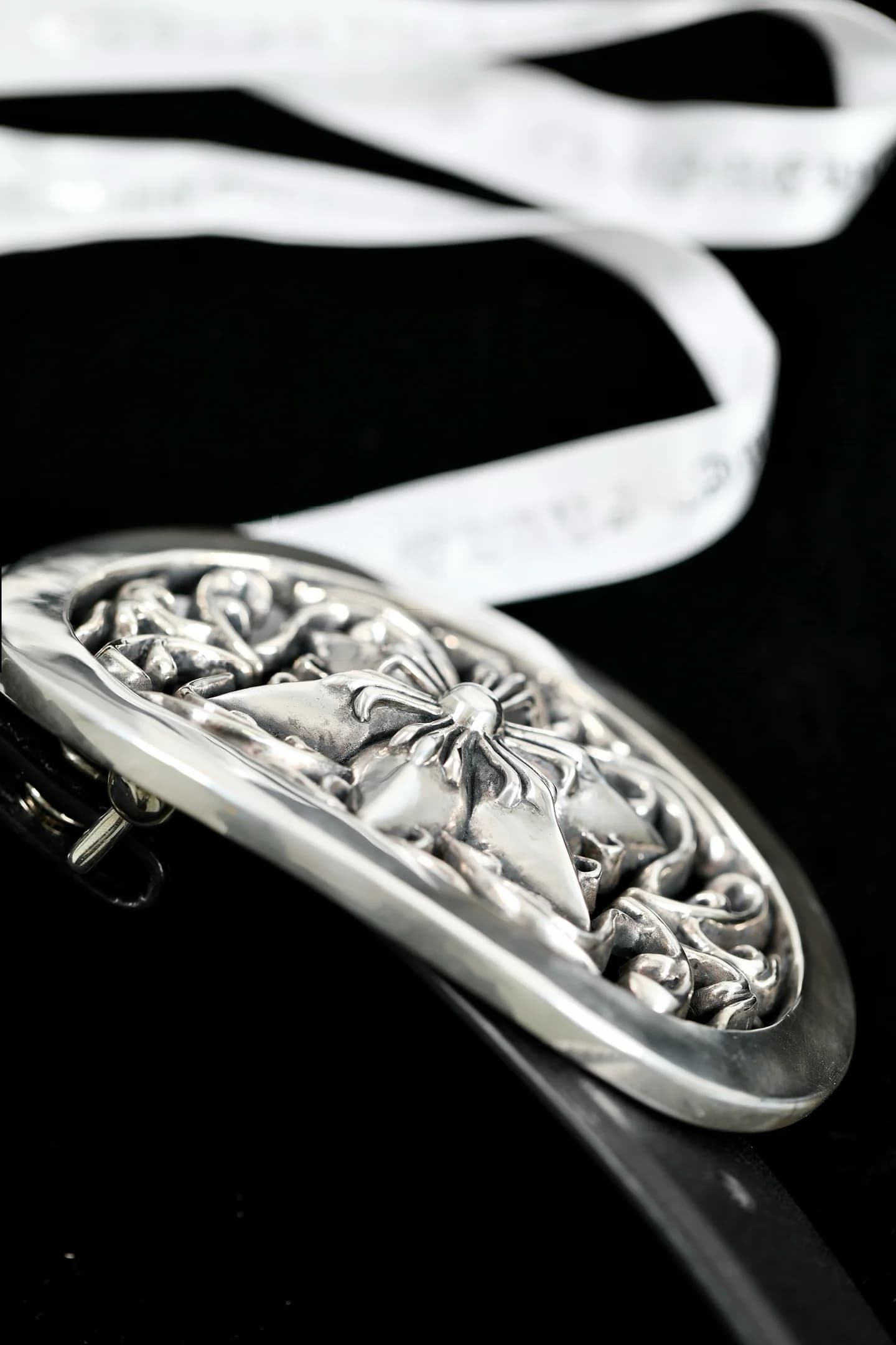 Резная серебряная пряжка ремня Chrome Hearts, вид под углом