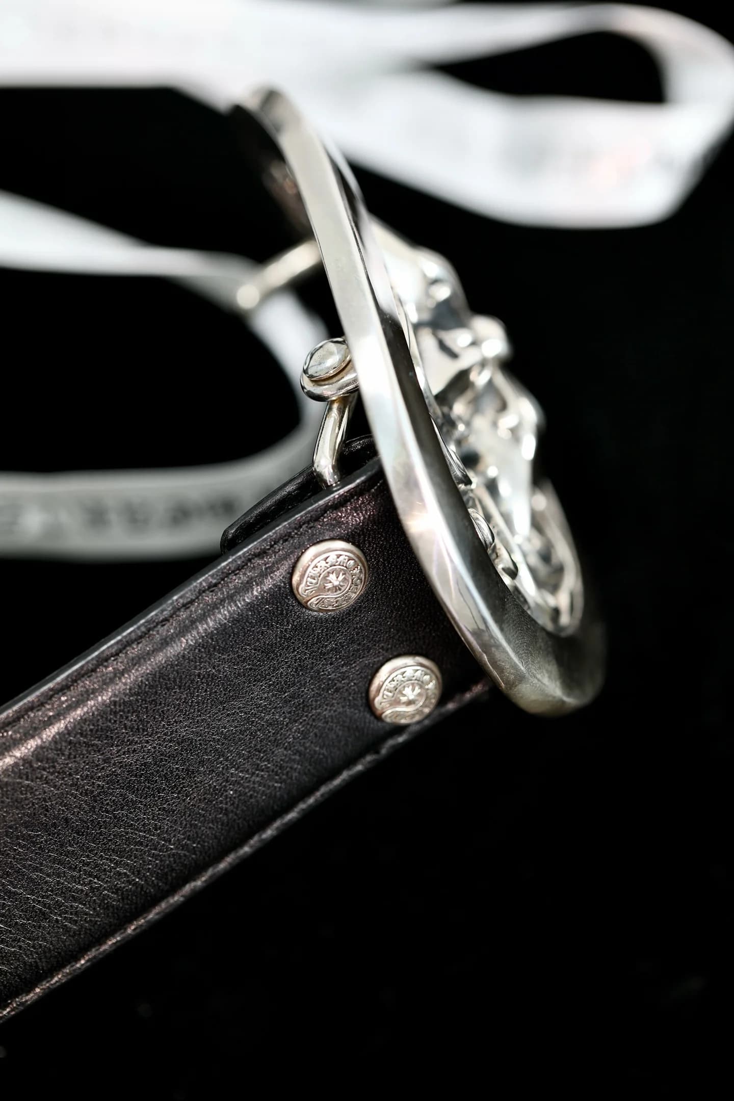Крепление пряжки к черному кожаному ремню Chrome Hearts с серебряными заклепками