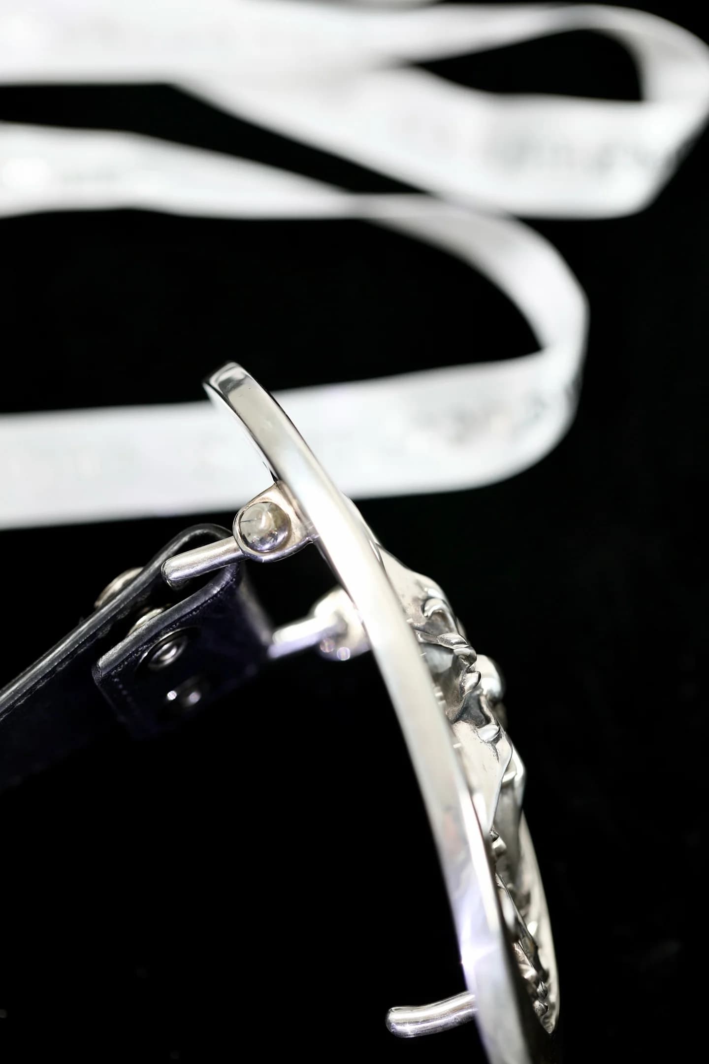 Профиль и шпенёк резной серебряной пряжки ремня Chrome Hearts