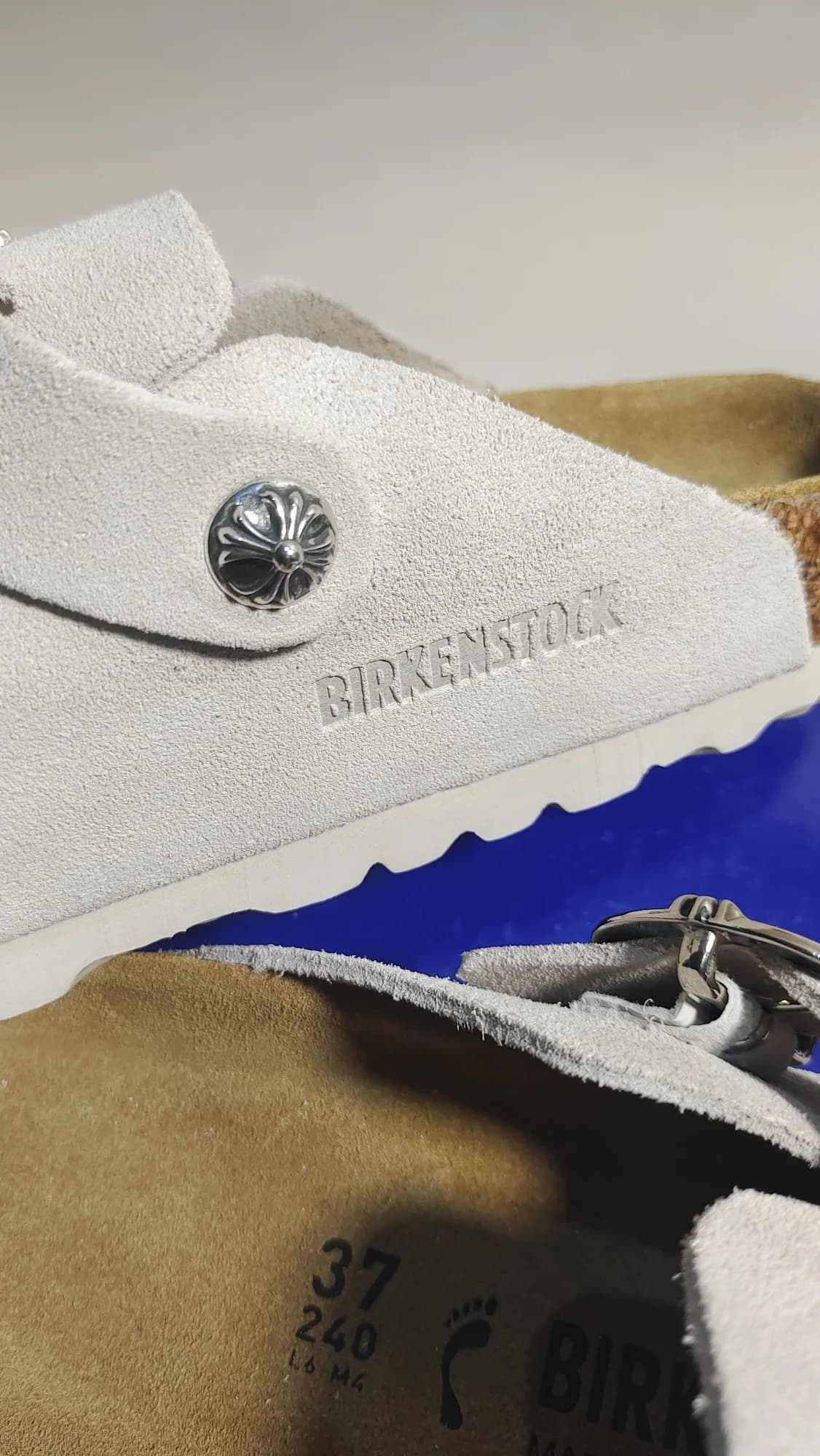 Боковая часть замшевых сабо Chrome Hearts Boston с тиснением Birkenstock