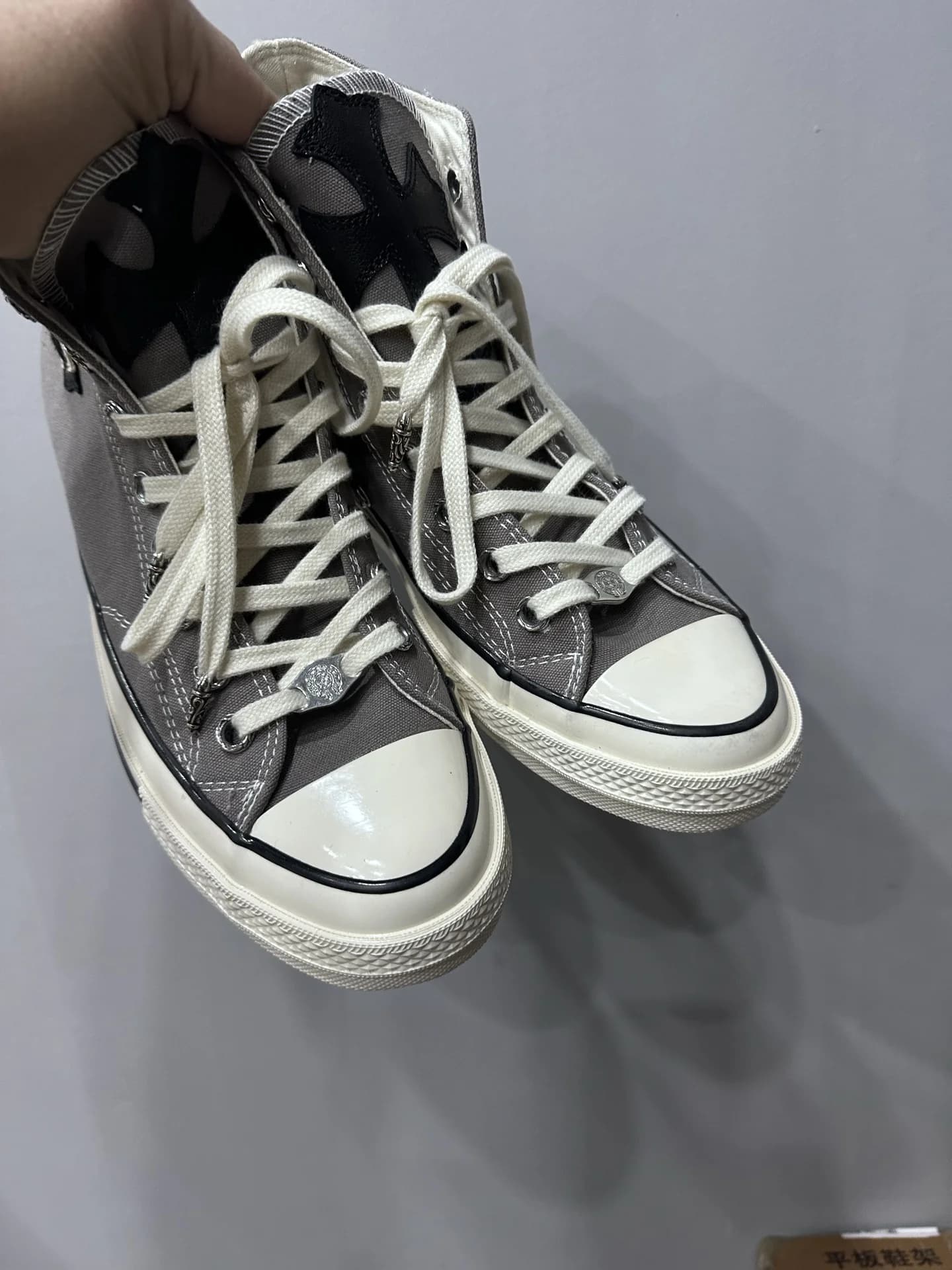 Серые высокие кеды Chrome Hearts x Converse Chuck 70, вид сбоку