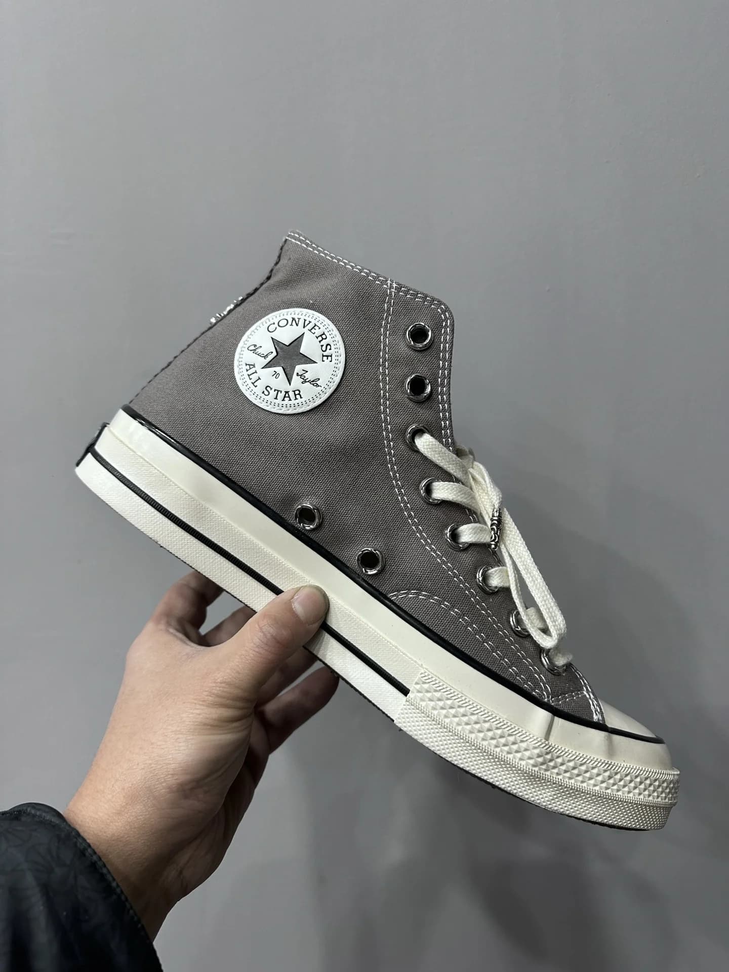 Серебряная фурнитура в виде кинжала на заднике кед Chrome Hearts x Converse Chuck 70