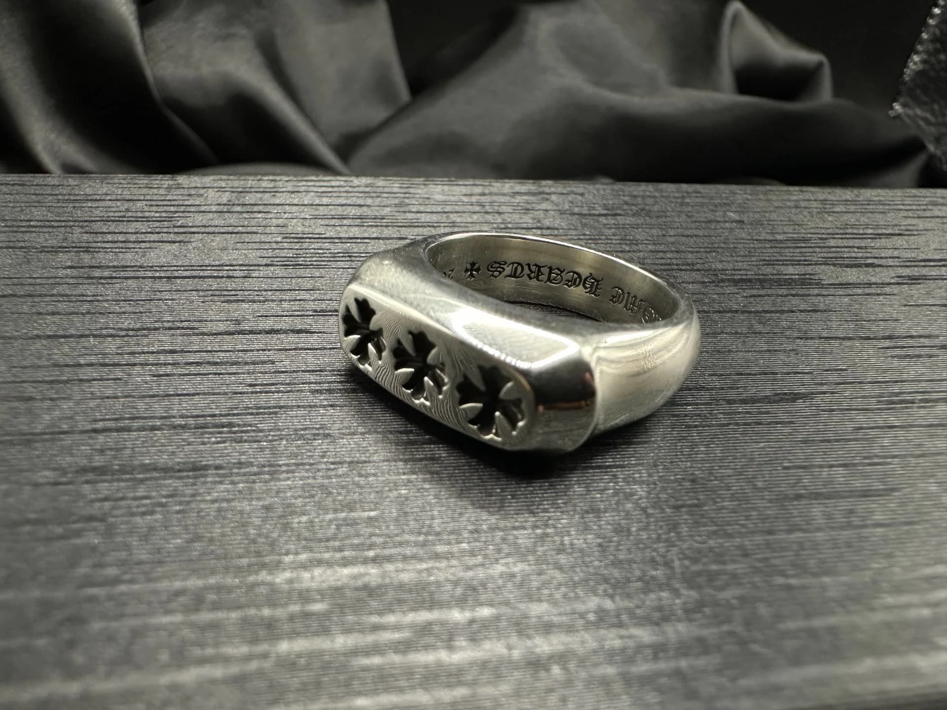 Серебряное кольцо Chrome Hearts Cross Bar, ракурс спереди и сбоку