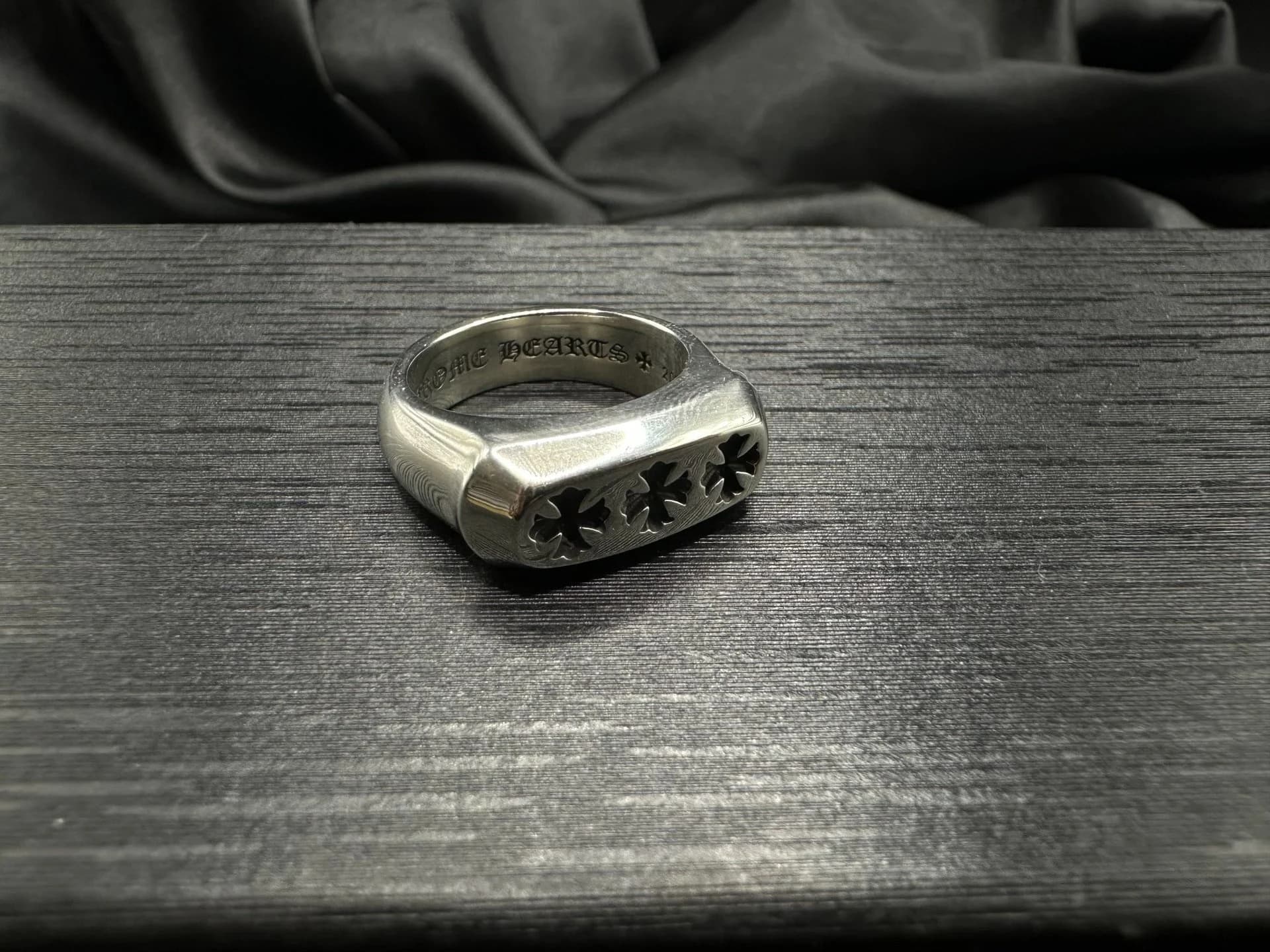 Кольцо-печатка Chrome Hearts Cross Bar с крестами, вид спереди