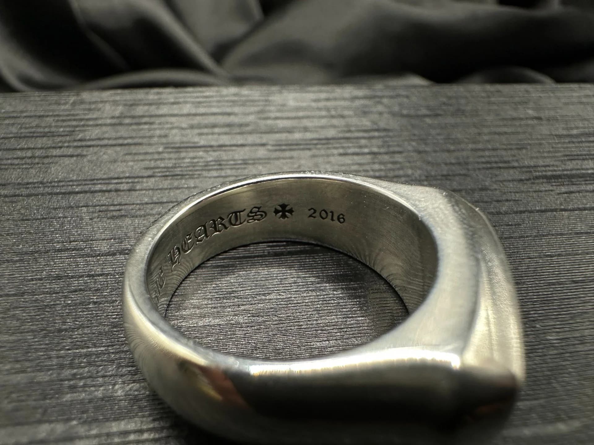 Внутренняя гравировка с датой и логотипом на кольце Chrome Hearts Cross Bar