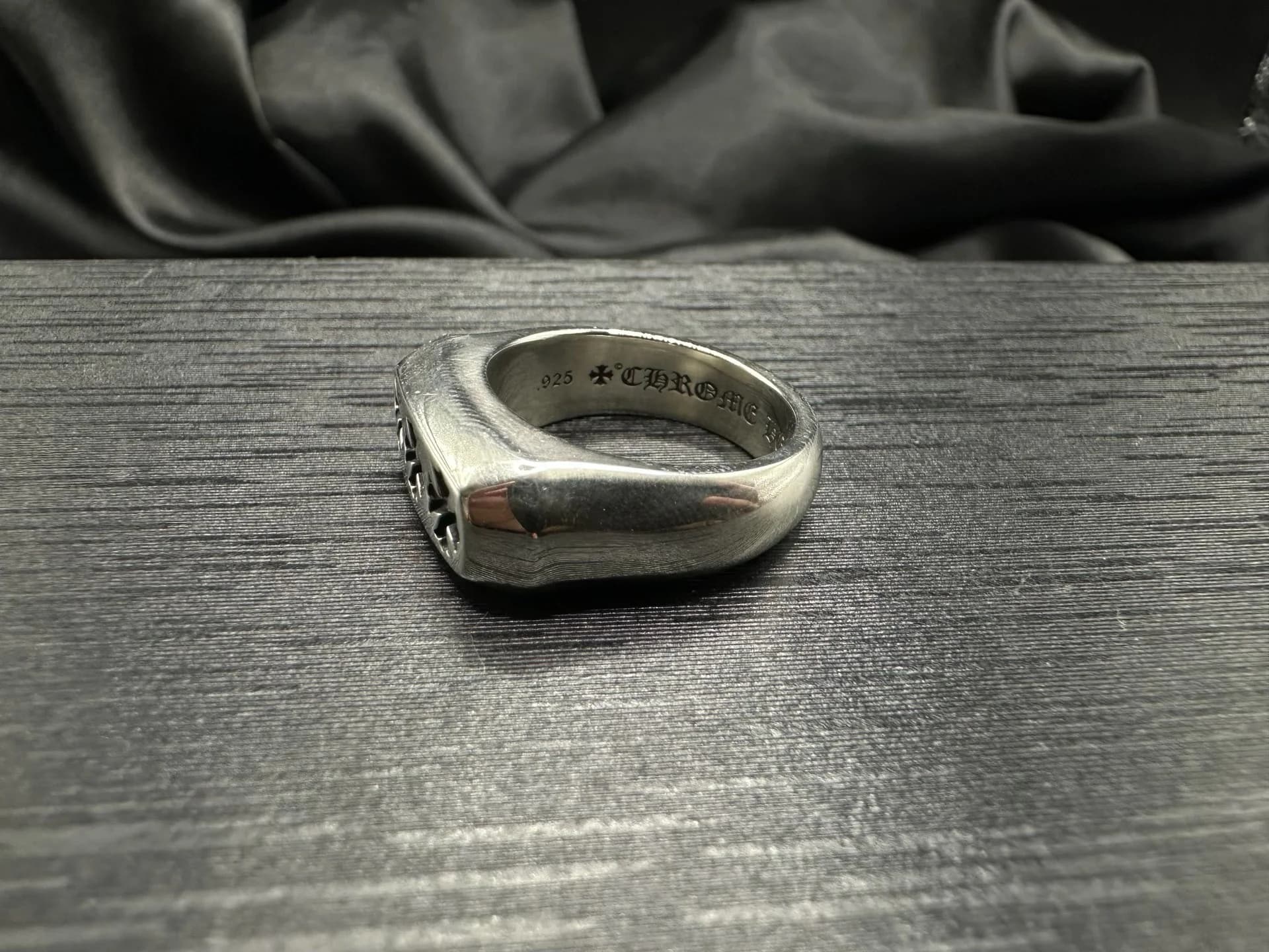 Кольцо Chrome Hearts Cross Bar из серебра 925 пробы, вид сбоку