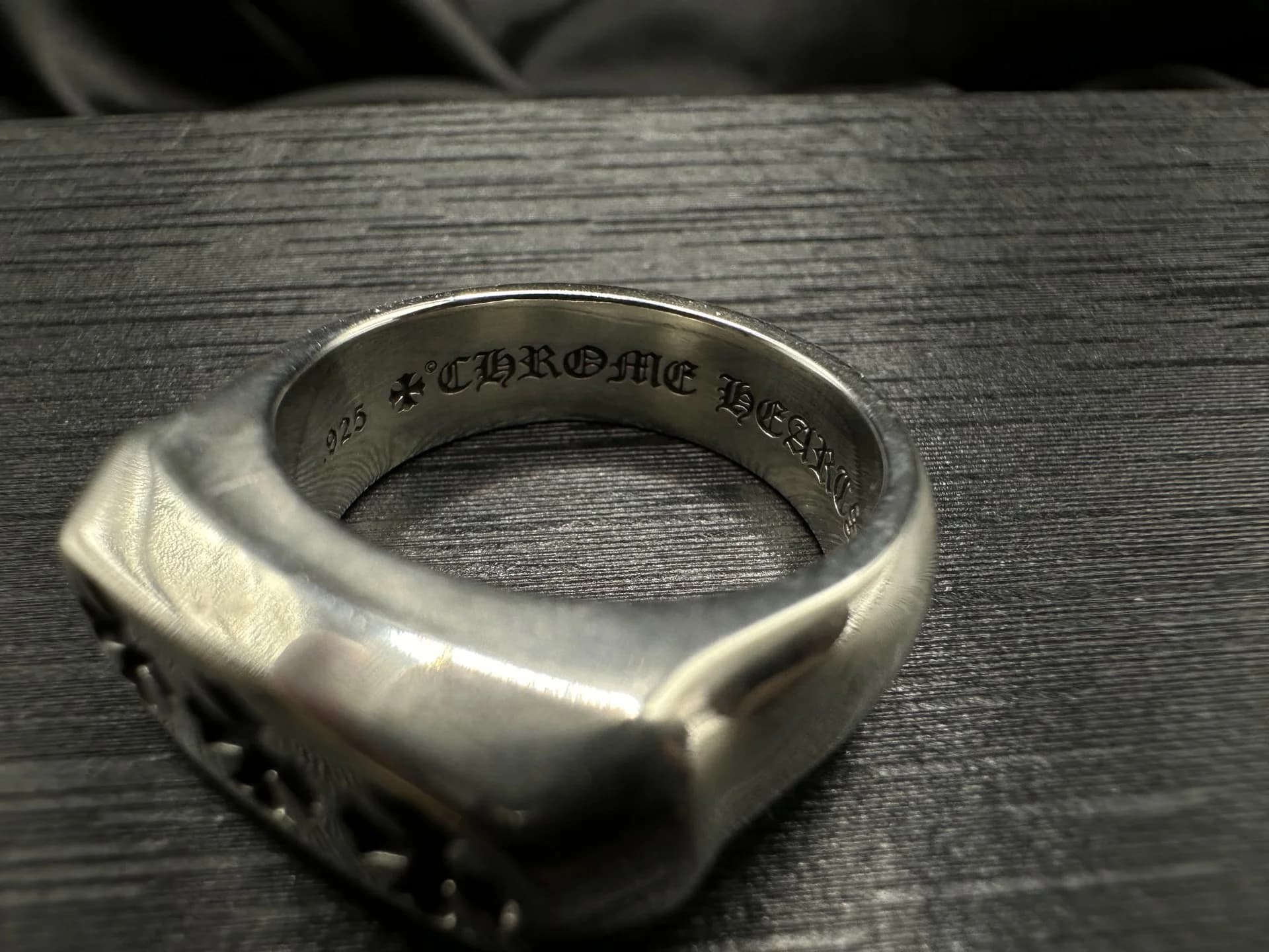 Крупный план внутренней гравировки 925 Chrome Hearts на кольце