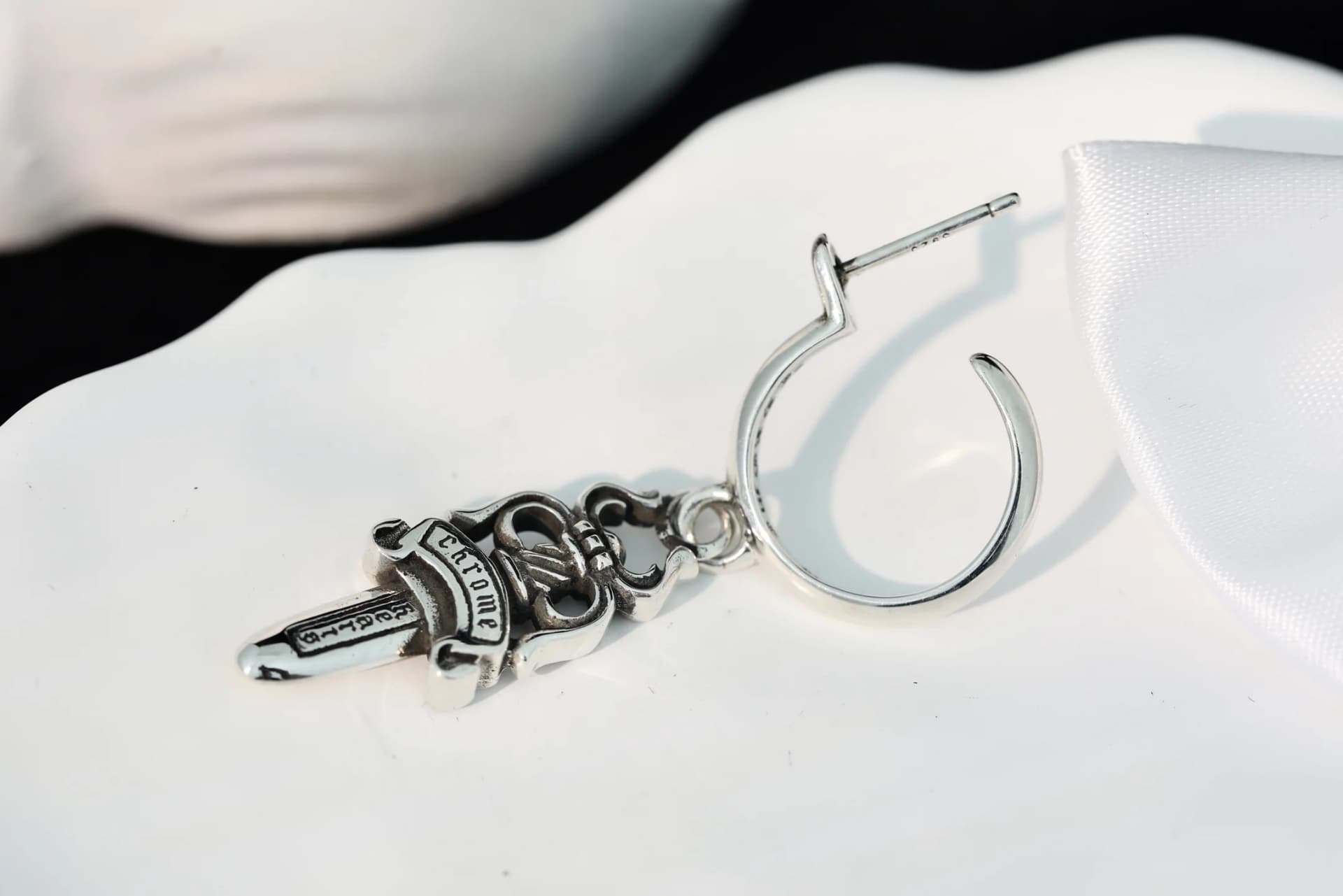 Серьга с подвеской Dagger, ракурс с демонстрацией штифта и подвески