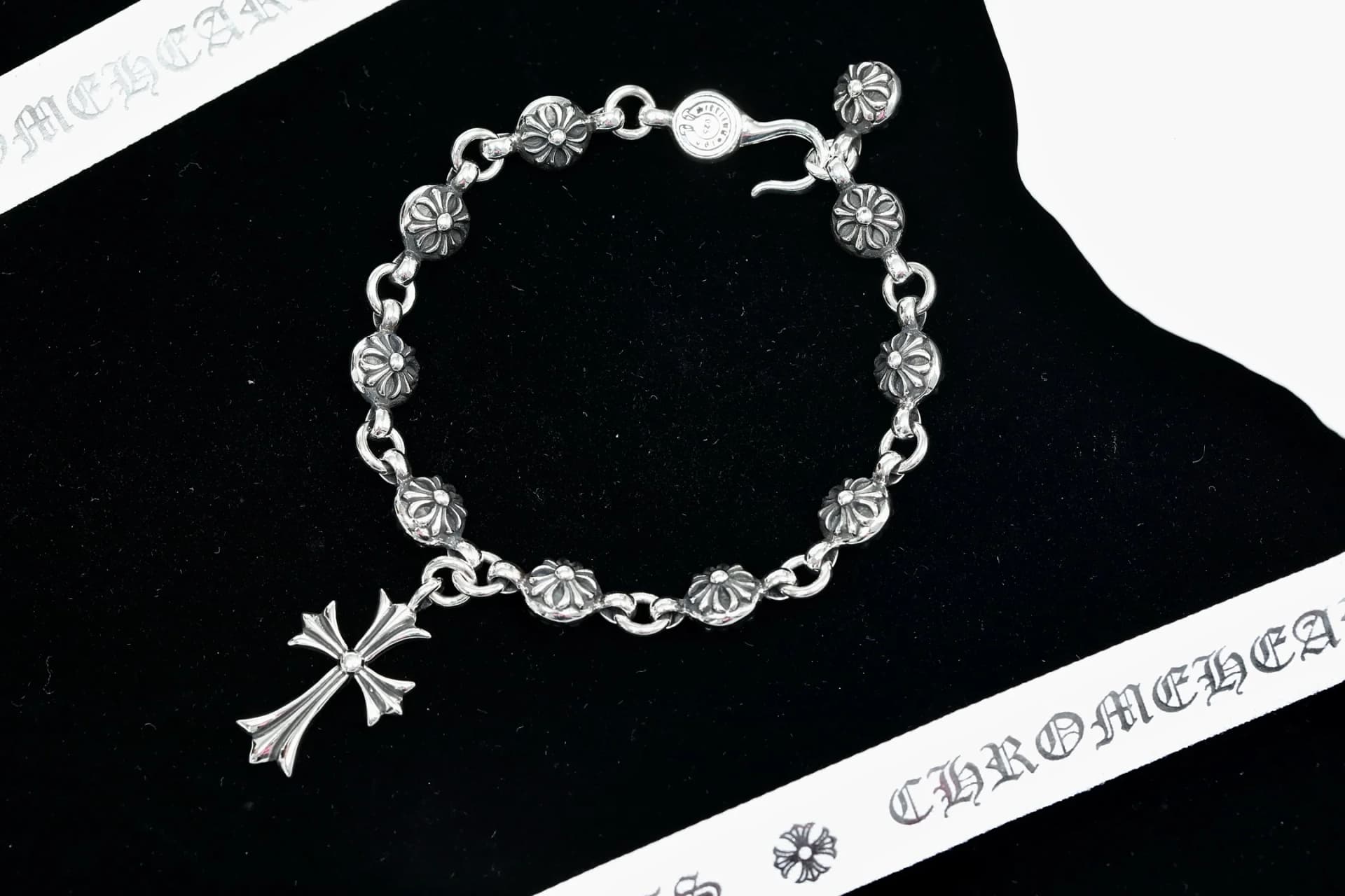 Браслет Chrome Hearts из серебра 925 пробы с крестом на темном фоне