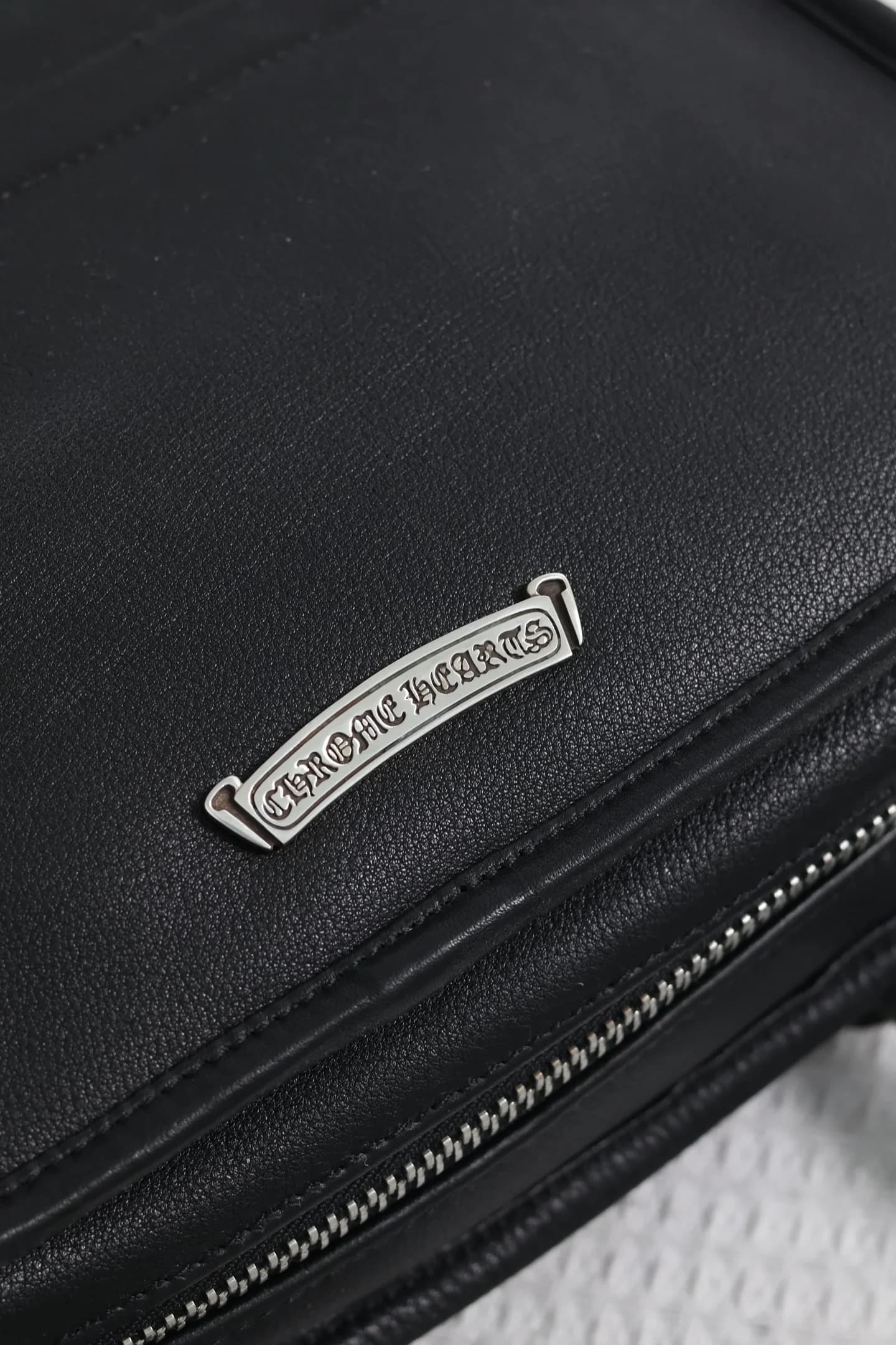 Фирменная серебряная планка Chrome Hearts Scroll на задней стороне