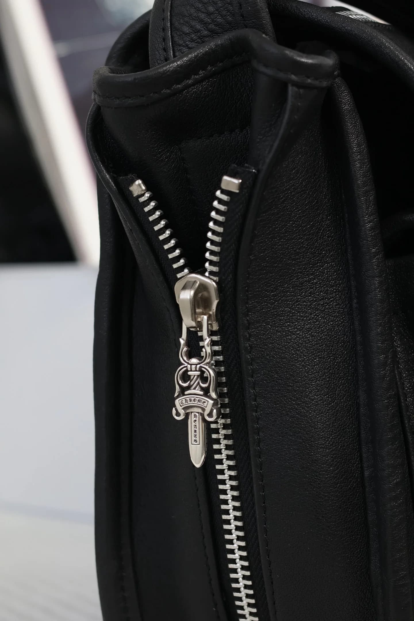 Боковая молния с серебряным замком Dagger