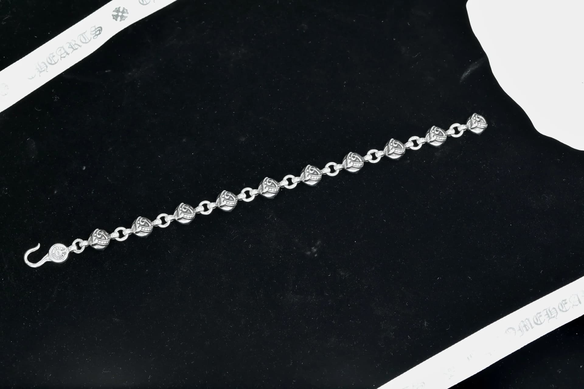 Браслет Chrome Hearts в расправленном виде на черной ткани