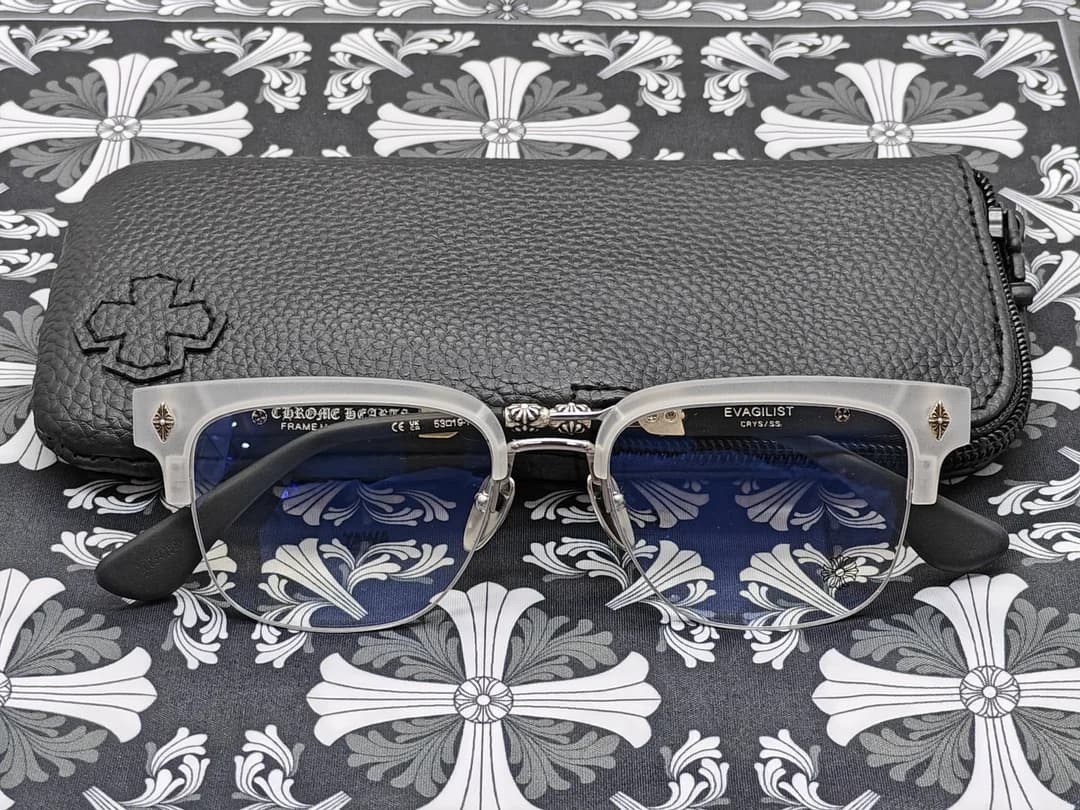 Очки Chrome Hearts Evagilist в оправе матового белого цвета на фоне кожаного чехла