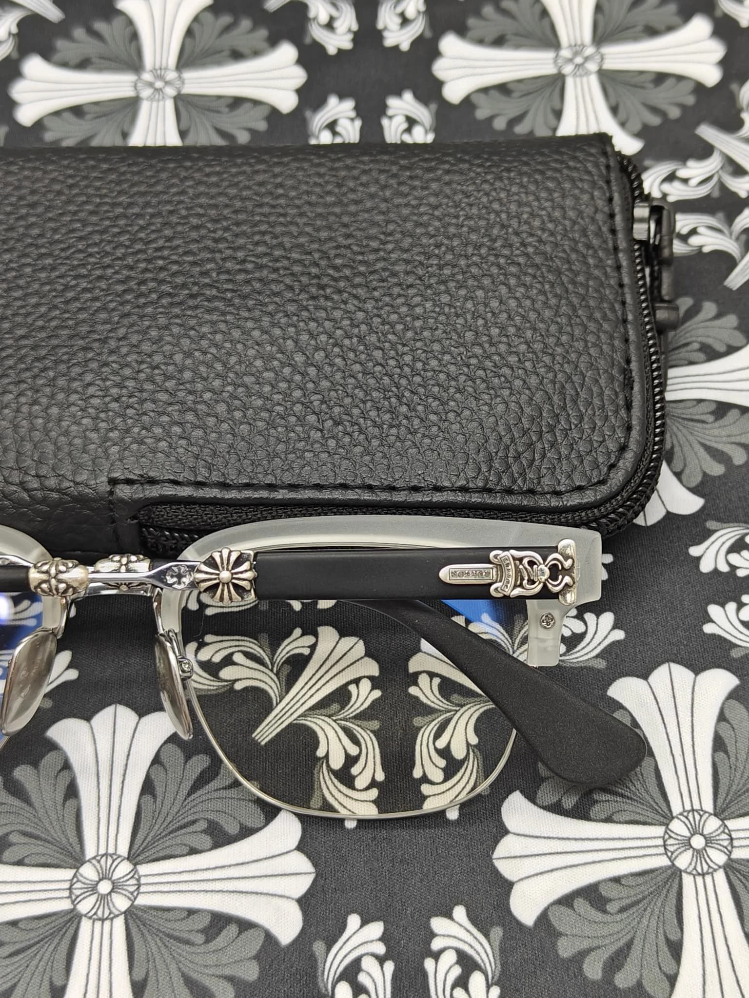 Боковой ракурс очков Chrome Hearts Evagilist с серебряным декором в форме кинжала