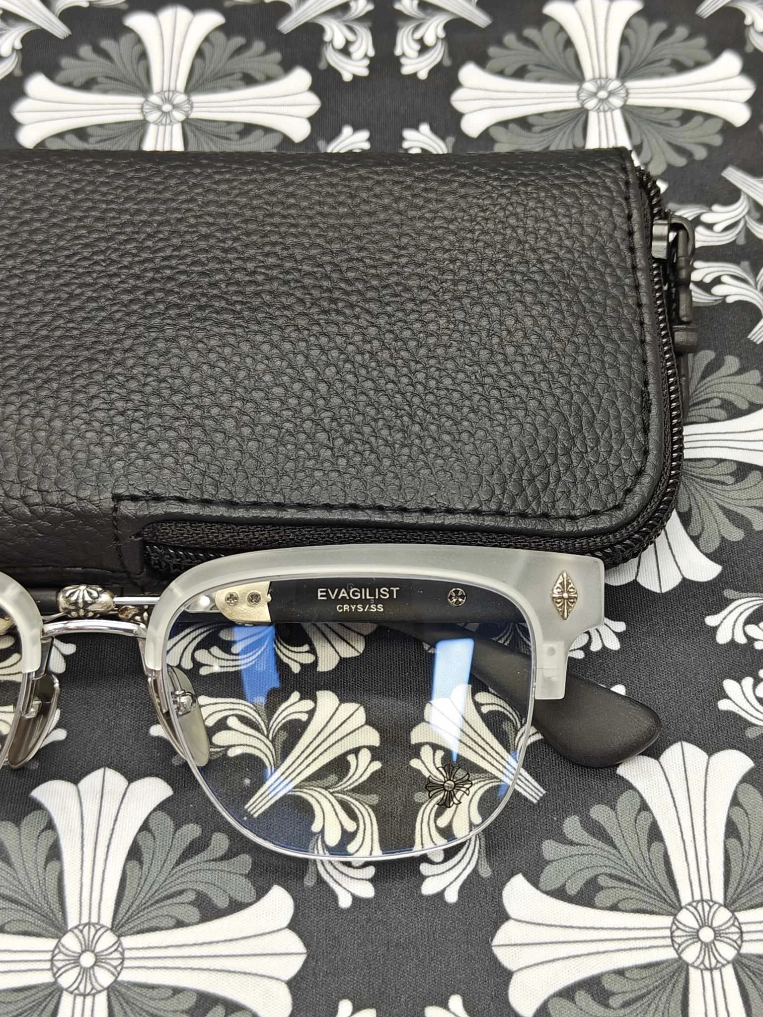 Крупный план рамки очков Chrome Hearts Evagilist и креплений