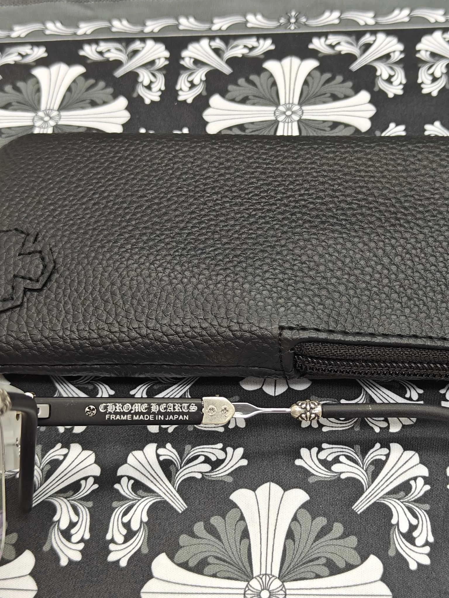 Гравировка Chrome Hearts Frame Made in Japan и серебряный крест на дужке