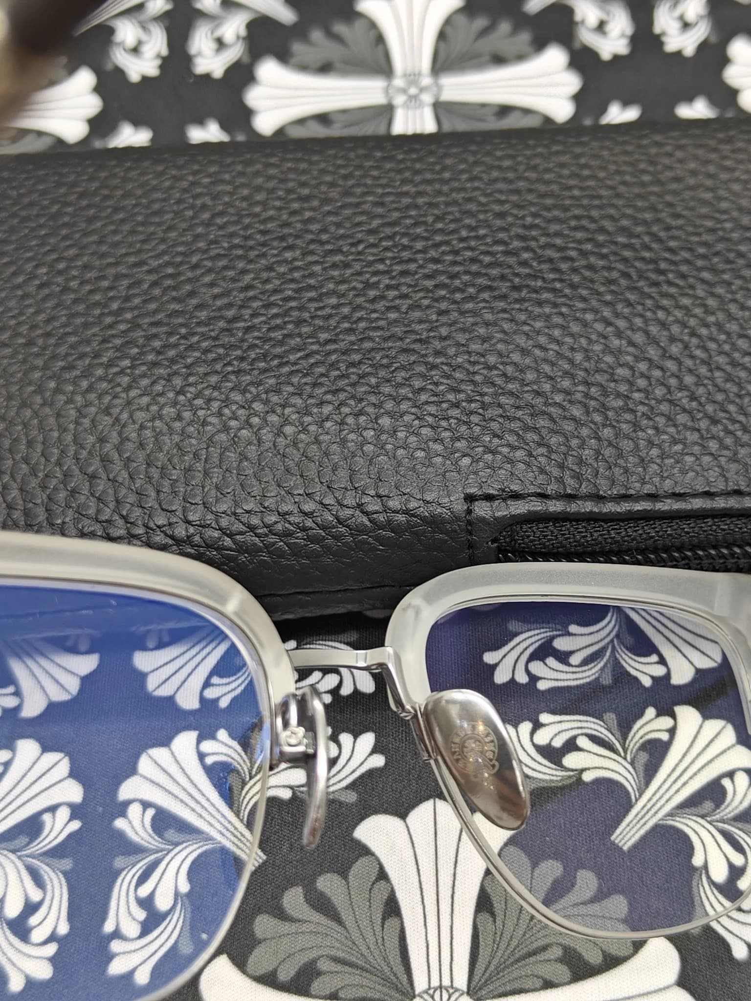 Носовые упоры и мост оправы очков Chrome Hearts Evagilist крупным планом