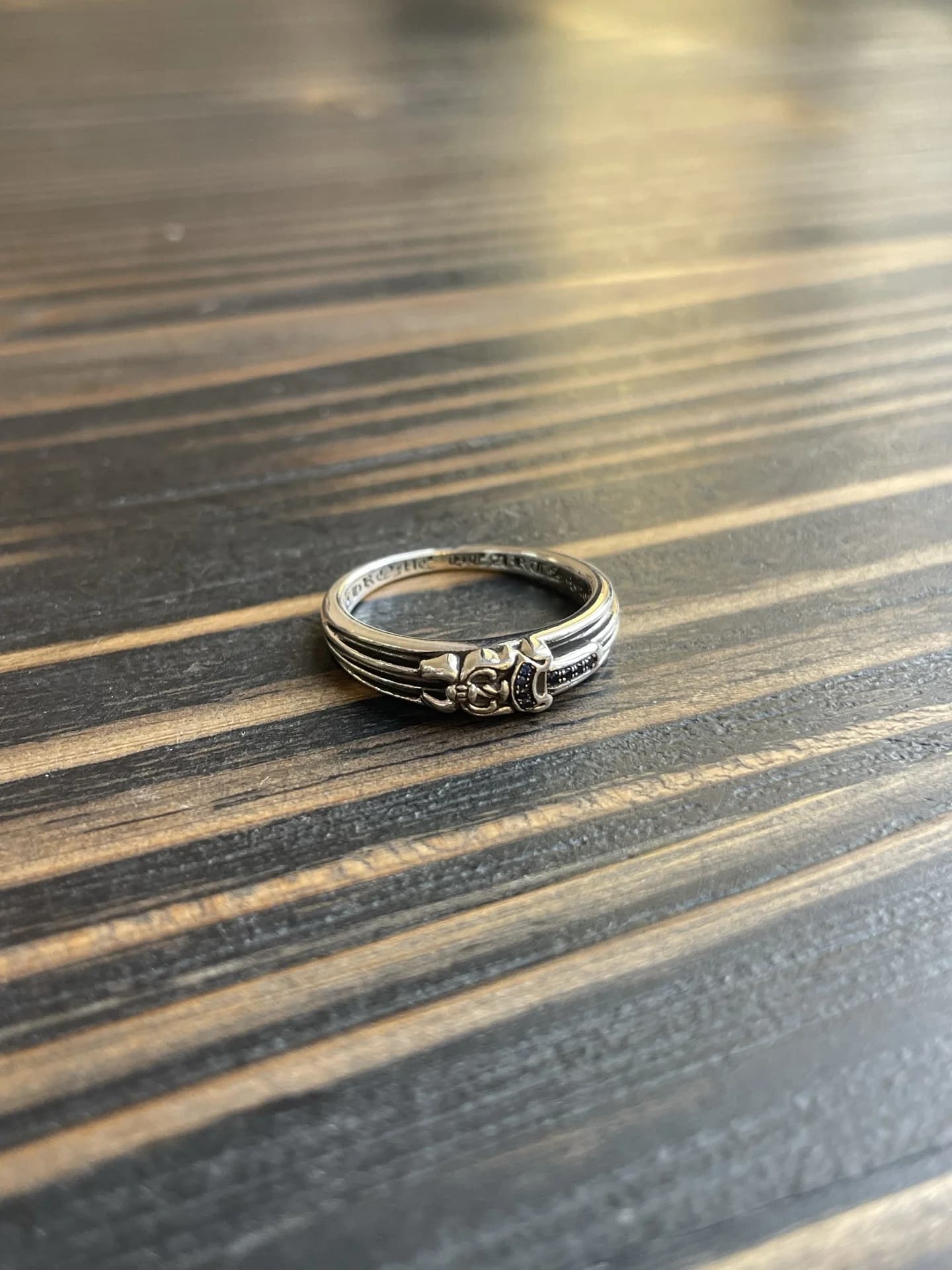 Серебряное кольцо Chrome Hearts Baby Classic Dagger с инкрустацией синими камнями, общий вид
