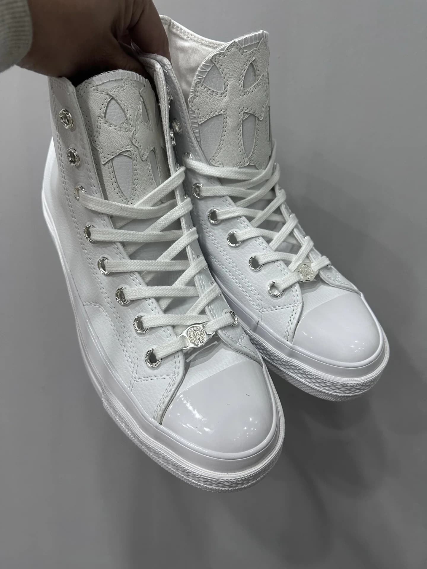 Высокие белые кожаные кеды Chrome Hearts x Converse Chuck 70 High, вид спереди