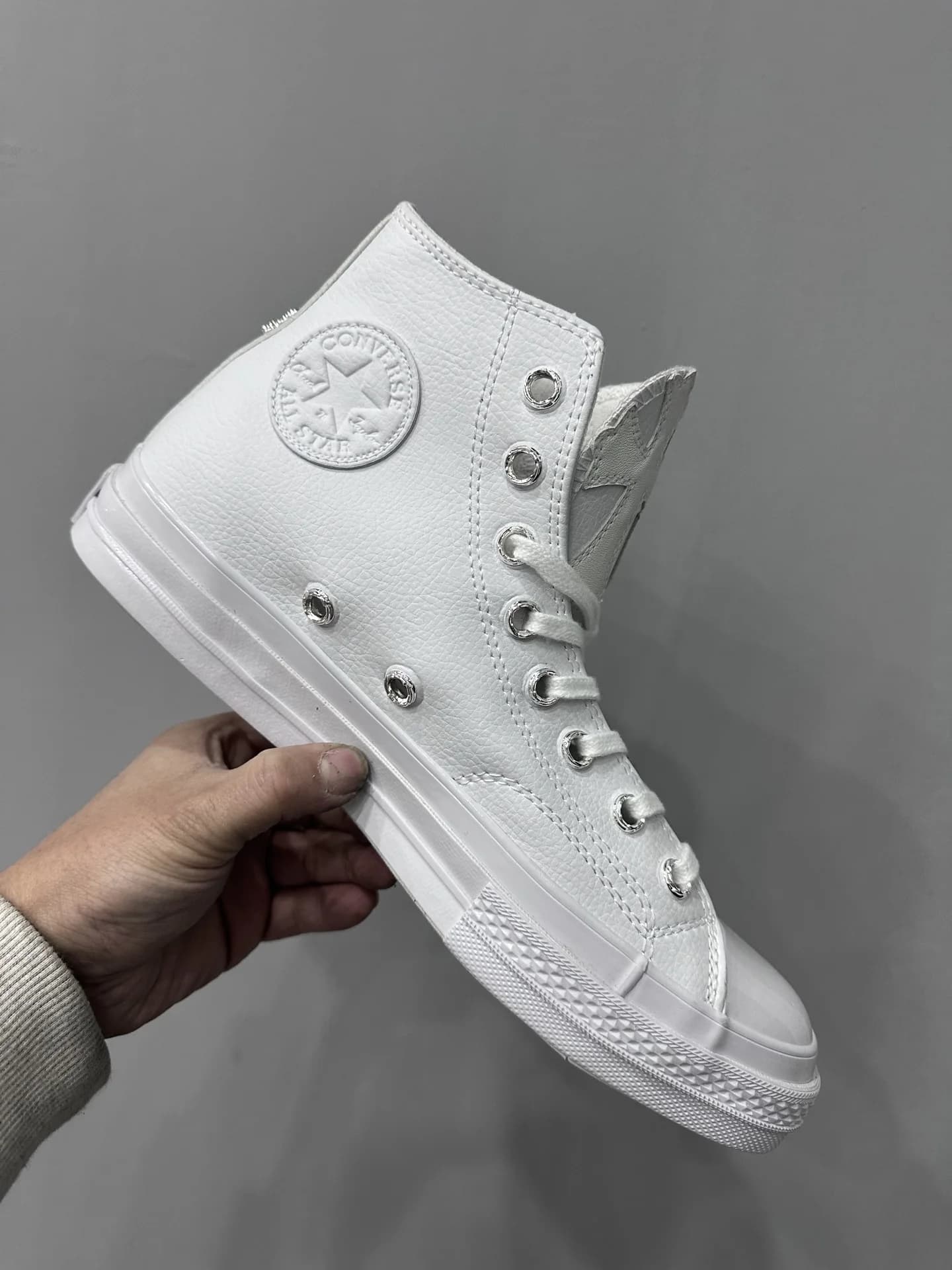 Высокие белые кожаные кеды Chrome Hearts x Converse Chuck 70 High, вид сбоку с логотипом Converse