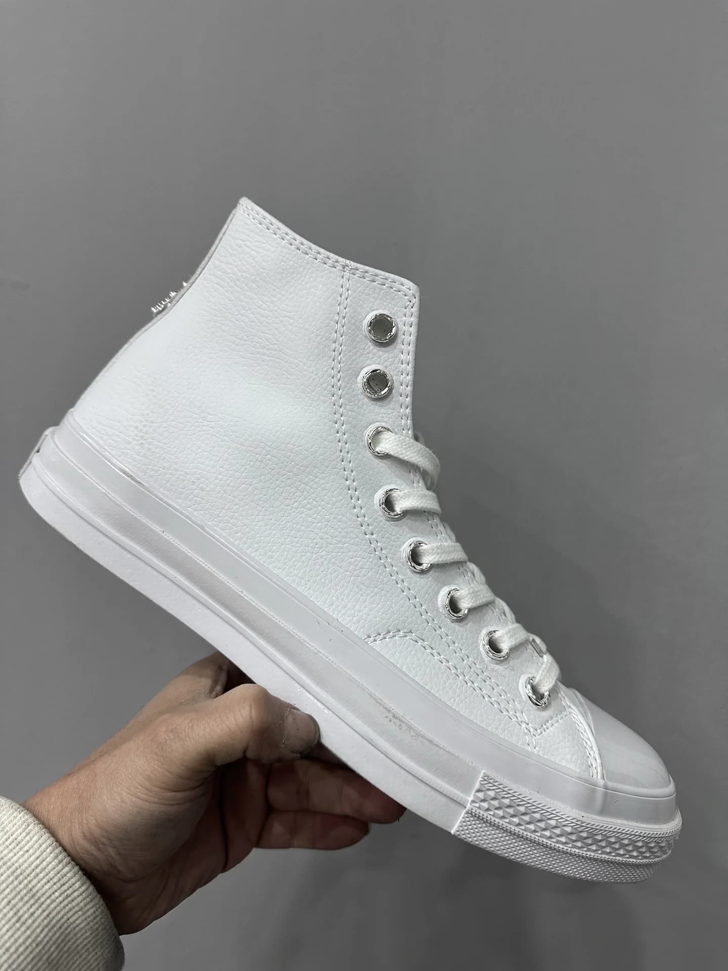 Высокие белые кожаные кеды Chrome Hearts x Converse Chuck 70 High, вид сбоку