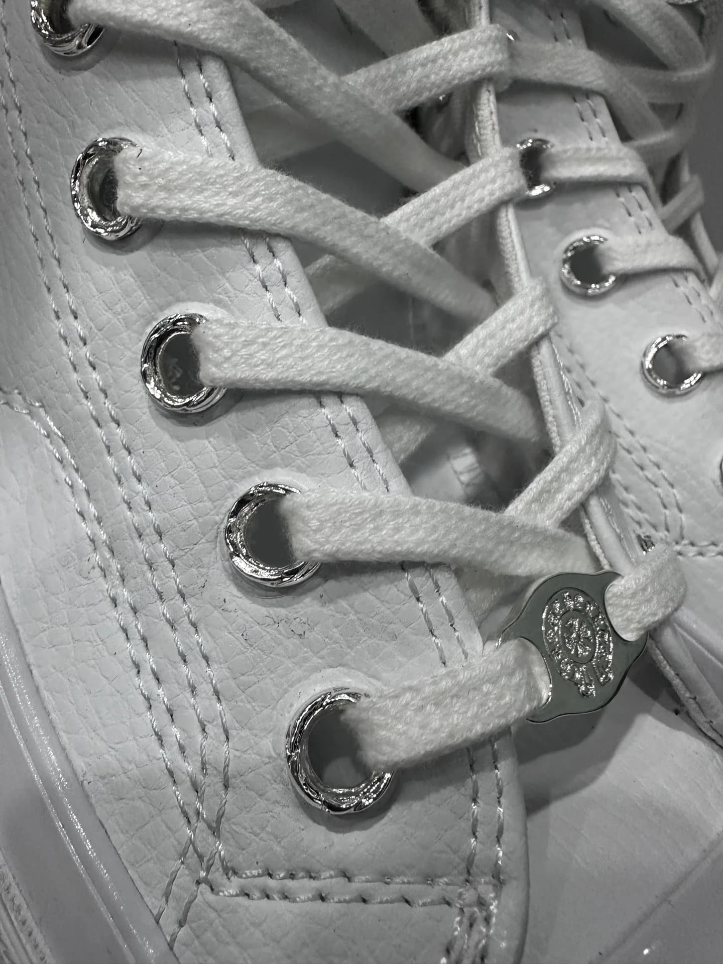 Детали шнуровки и серебряных люверсов кед Chrome Hearts x Converse Chuck 70 High