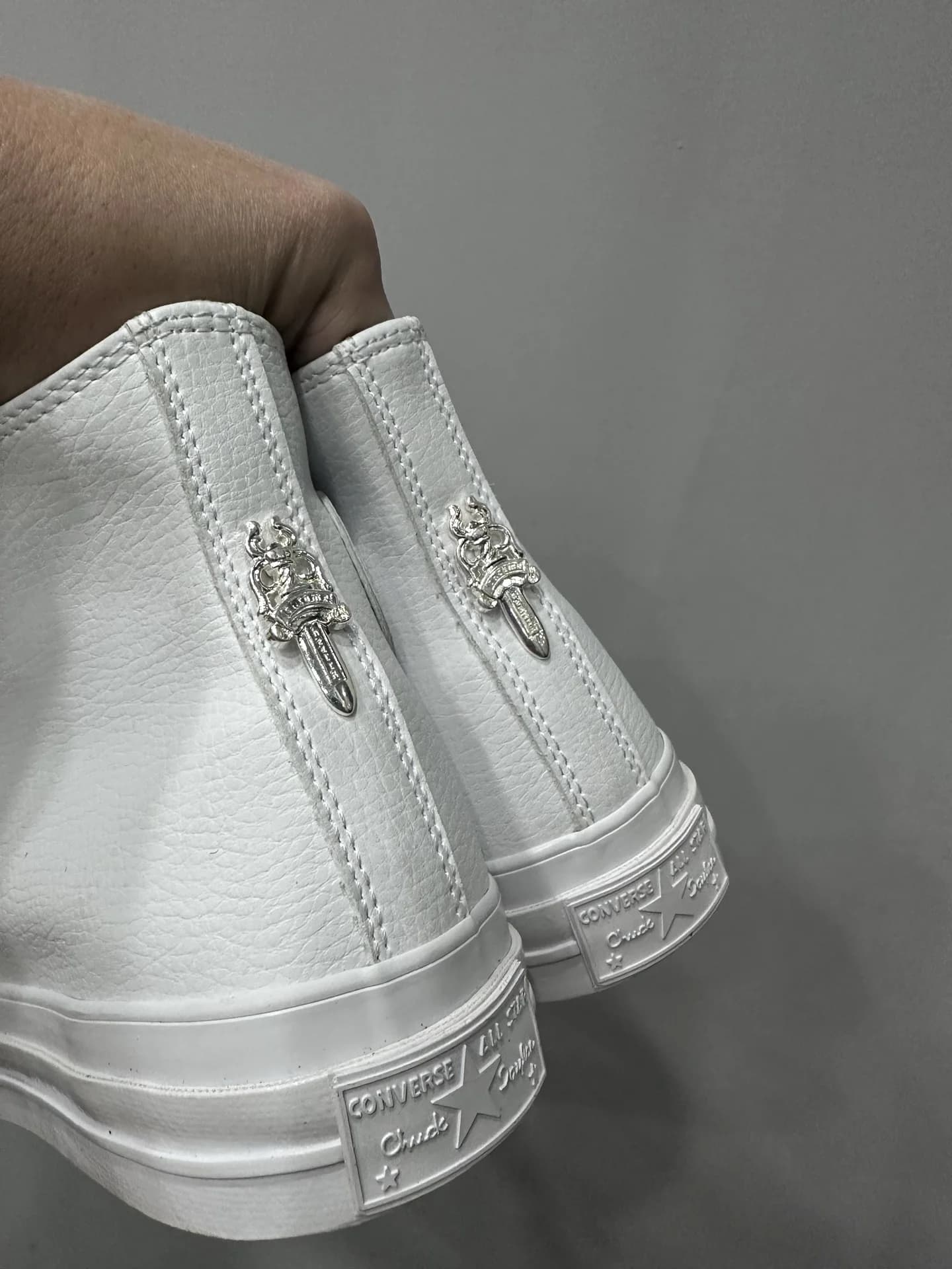 Серебряные подвески-кинжалы на задниках кед Chrome Hearts x Converse Chuck 70 High
