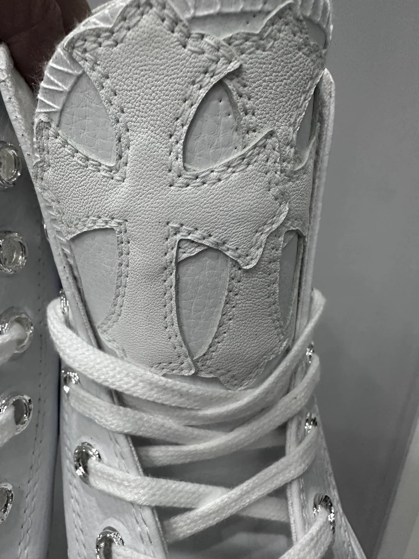 Кожаная нашивка в виде креста на язычке кед Chrome Hearts x Converse Chuck 70 High