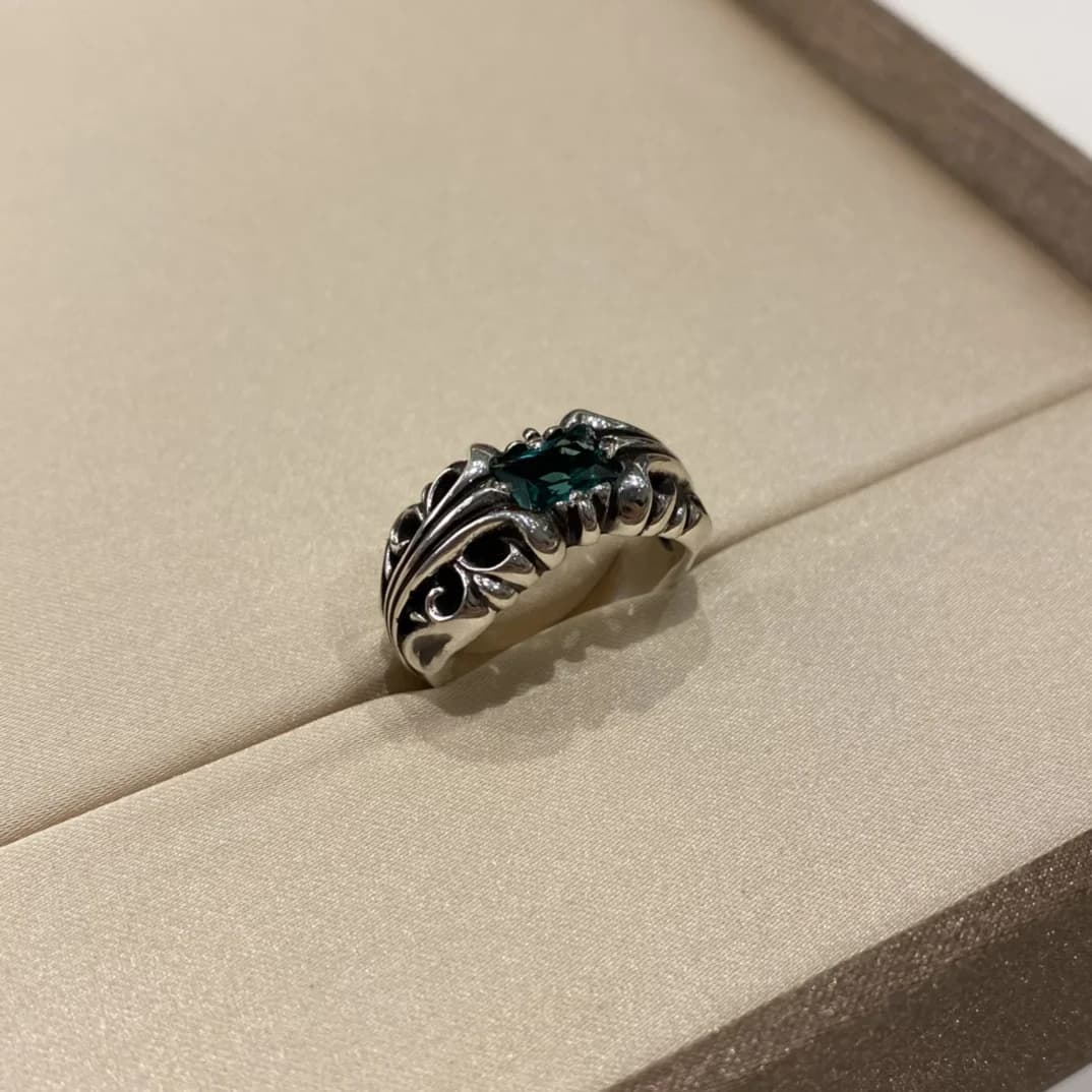 Серебряное кольцо Chrome Hearts K&T с изумрудом на подставке, ракурс три четверти