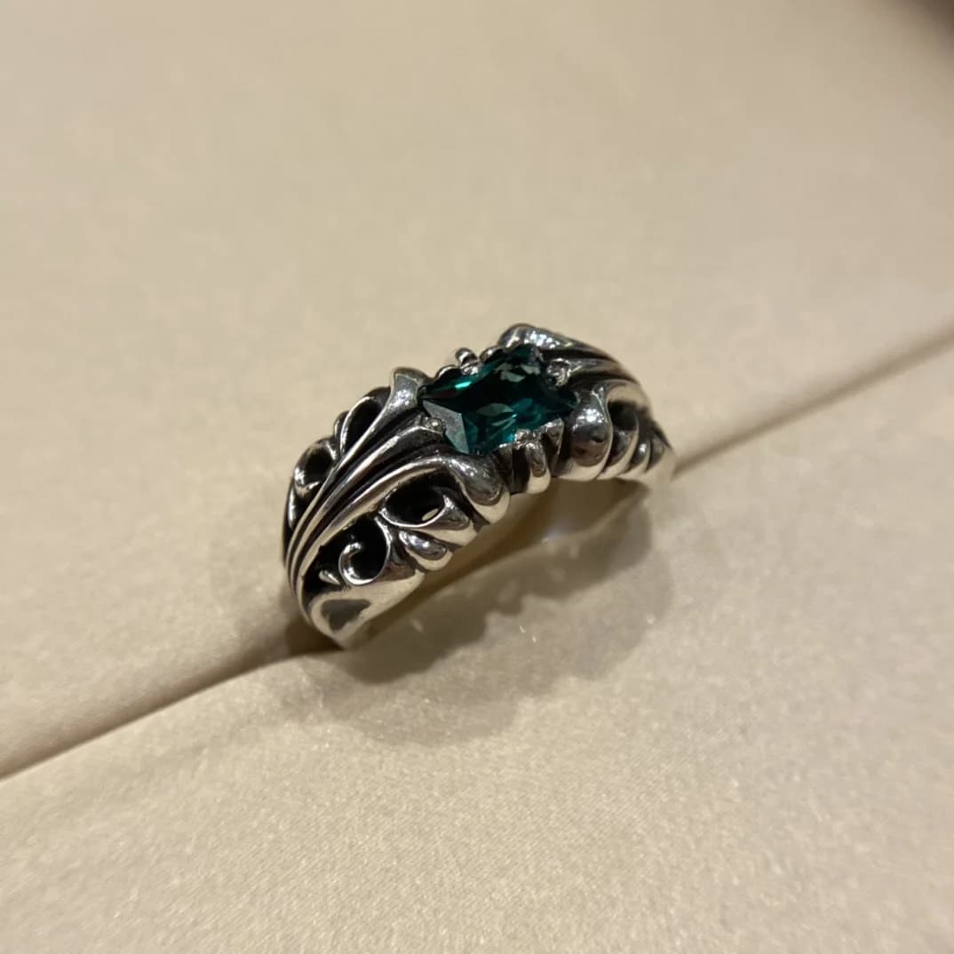 Крупный план резного кольца Chrome Hearts с зеленым камнем