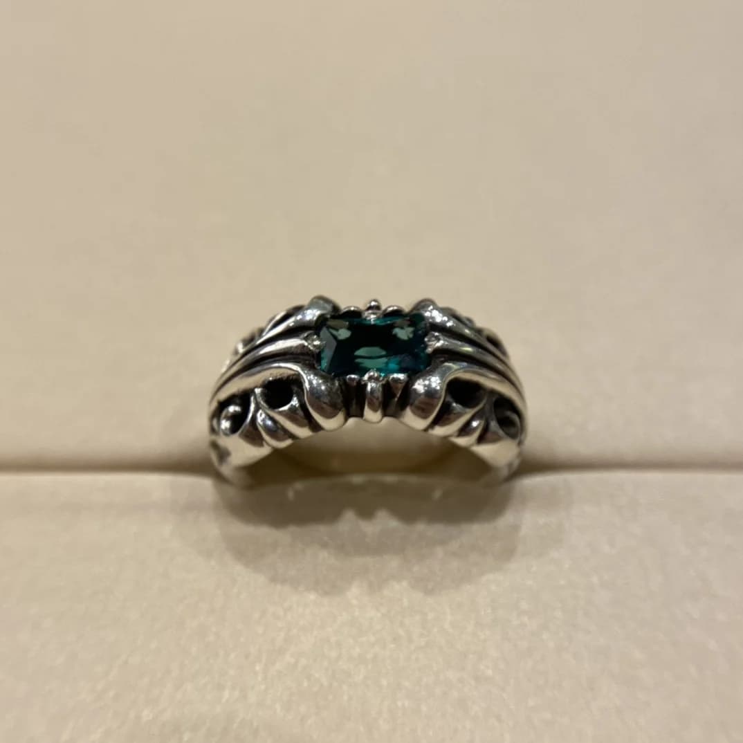 Фронтальный вид кольца Chrome Hearts K&T с изумрудом по центру