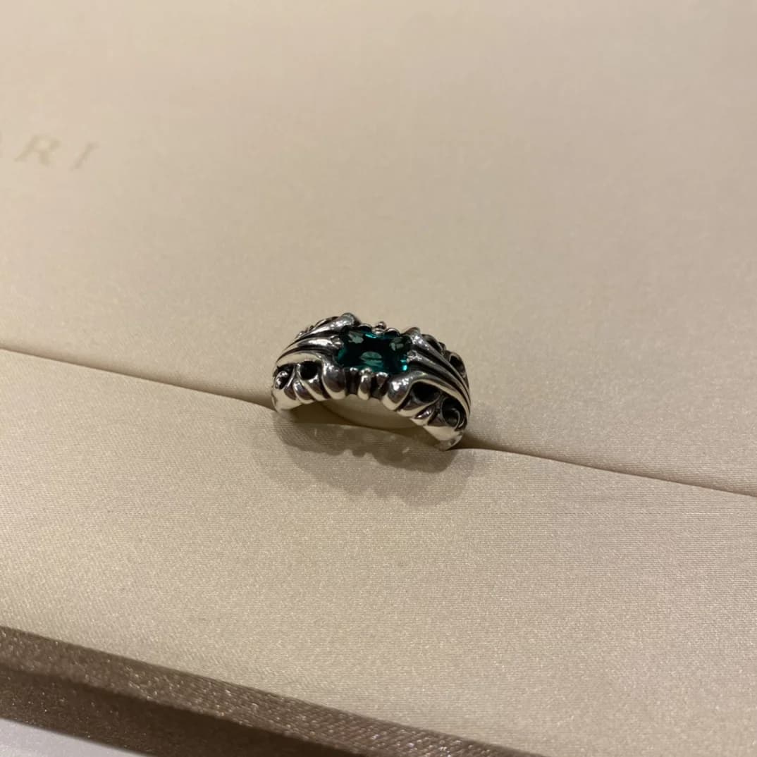 Серебряное кольцо с изумрудом Chrome Hearts, вид спереди
