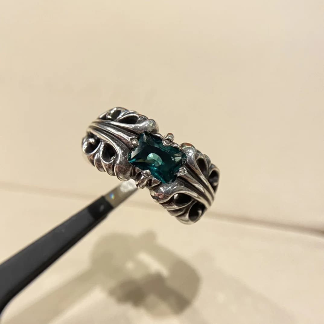 Детали огранки изумруда и фактуры серебра кольца Chrome Hearts